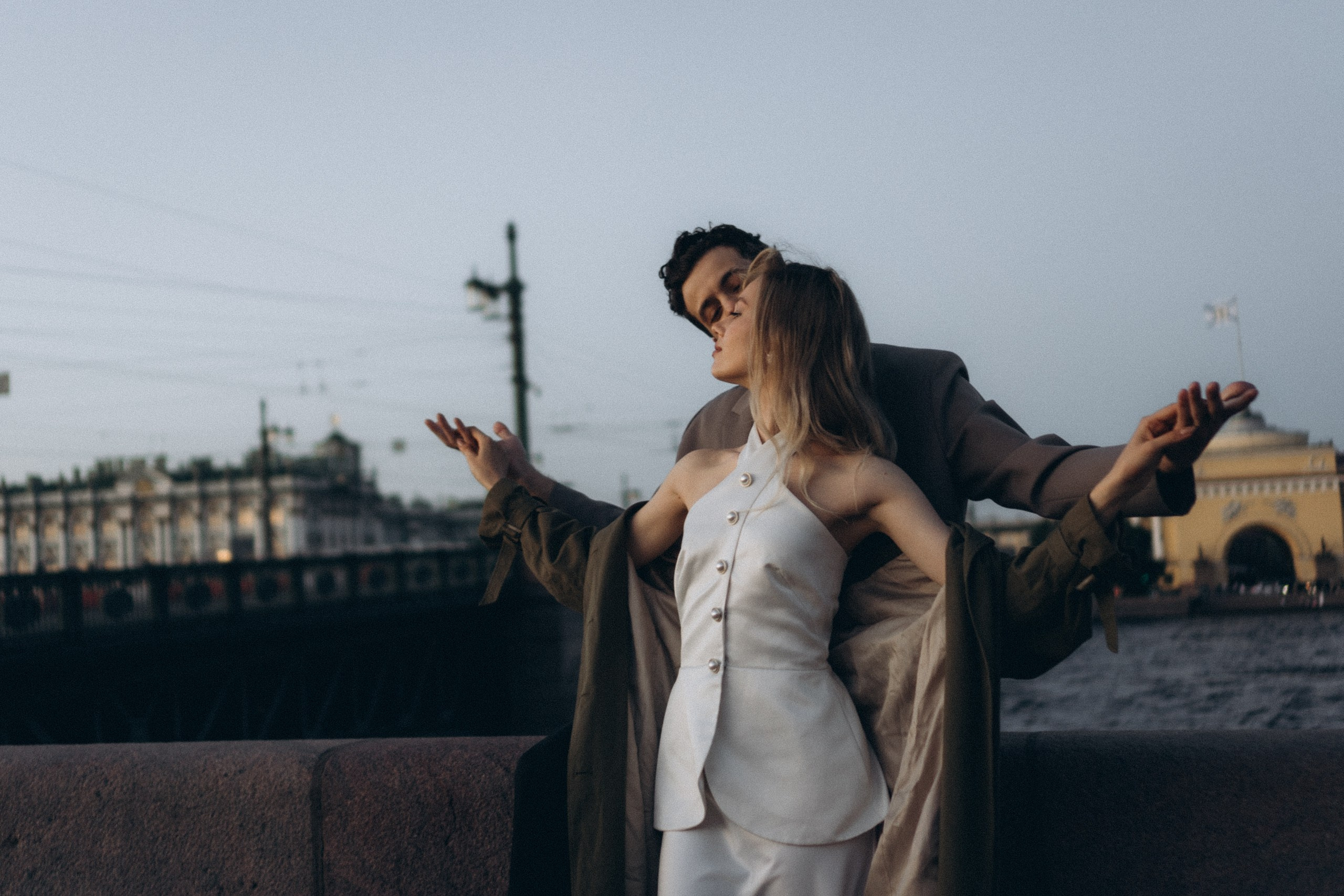 СВАДЕБНАЯ СЬЕМКА ПАРЫ НА РАССВЕТЕ В БЕЛЫЕ НОЧИ И ПРОГУЛКА С РАЗВОДНЫМИ МОСТАМИ И ПИКНИК ВОЗЛЕ ИСАКИЕВСКОГО СОБОРА. Профессиональный фотограф, Санкт-Петербург — Виктория Богомолова