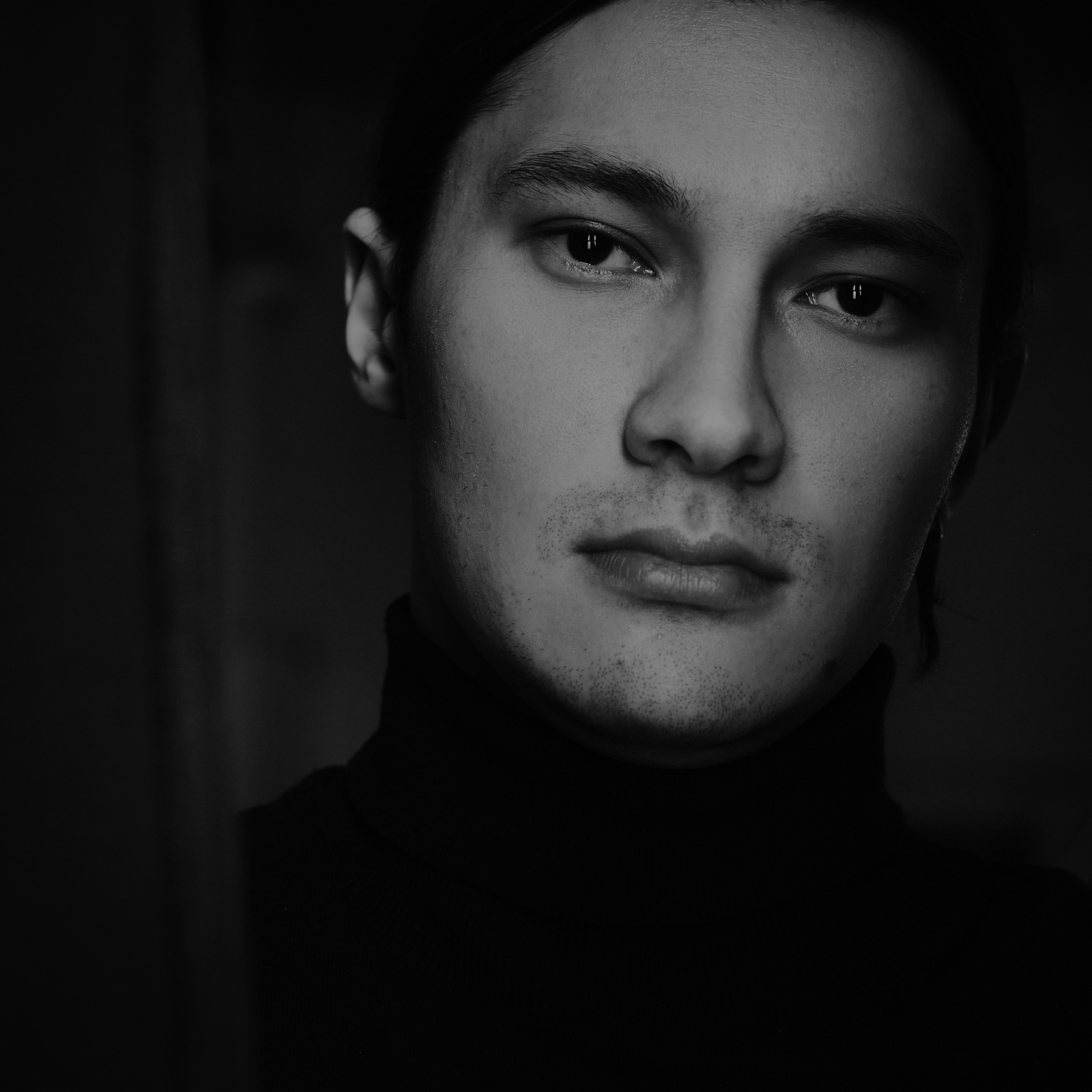 мужской портрет в низком ключе в Москве фотограф Колышева Виктория