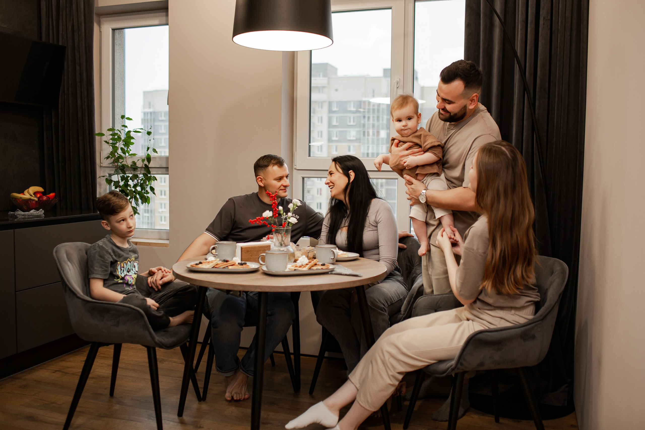 Совместный завтрак. Семейная съемка — это красивый способ признаться своей семье в любви