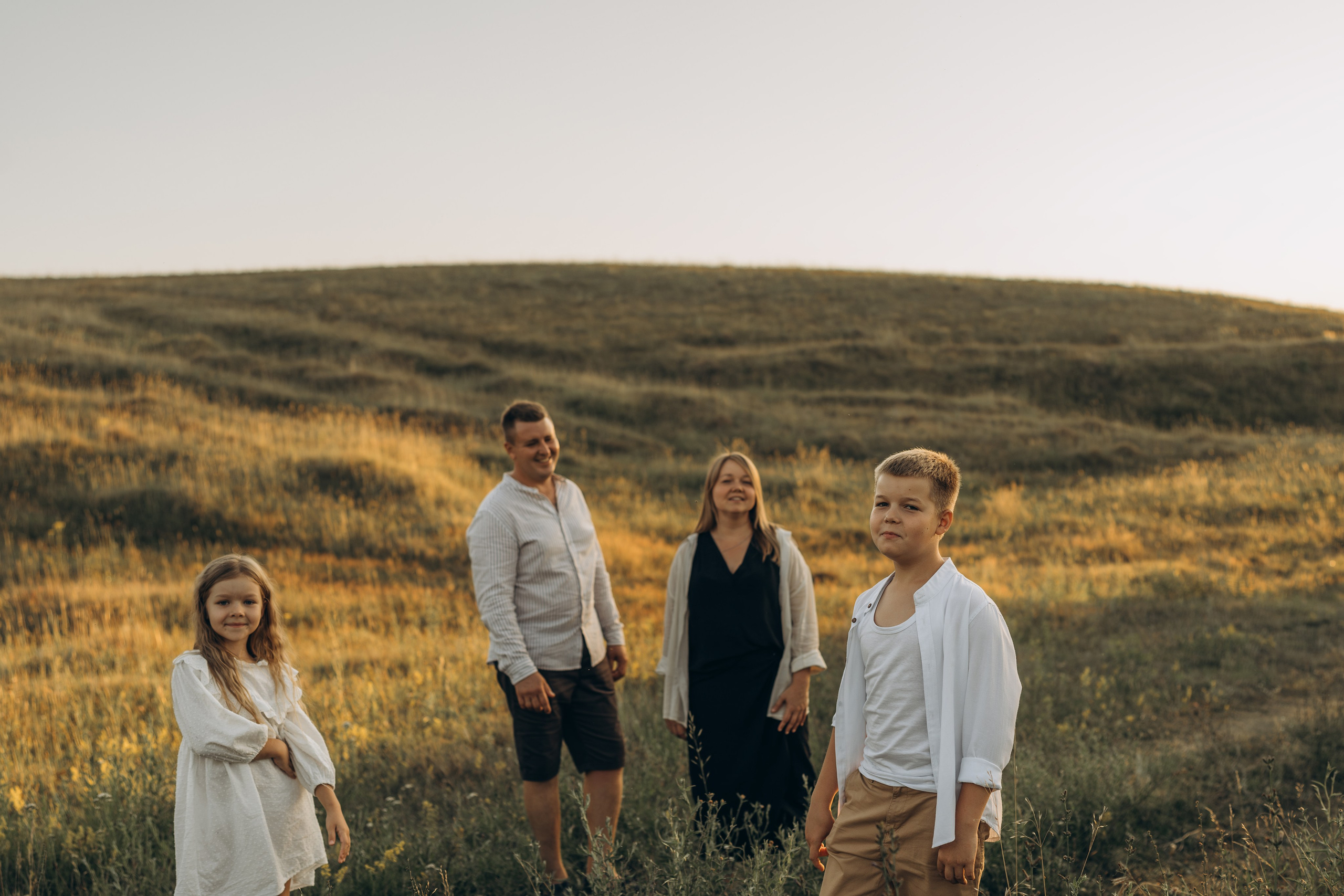 Летний луг, закат. Семейный фотограф Москва. Фотограф беременности и материнства Москва