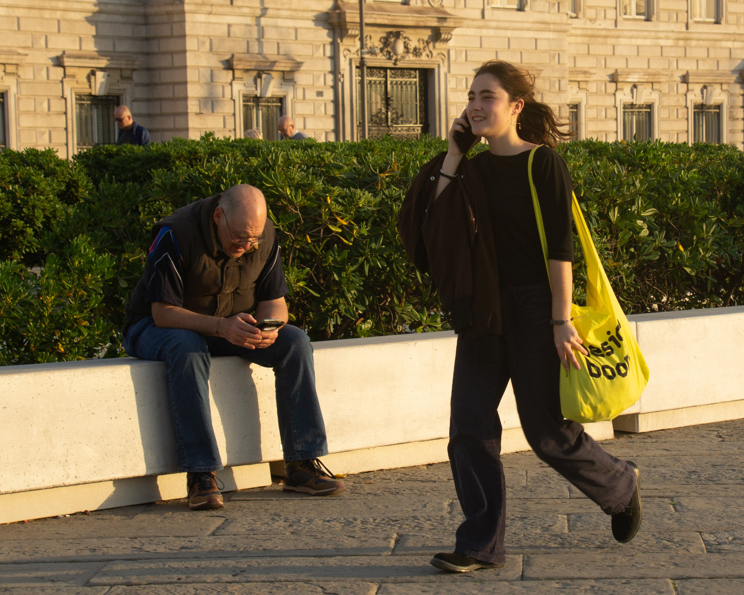 Uomini e telefoni. Fotografo Alina Imanbaeva Trieste e FVG