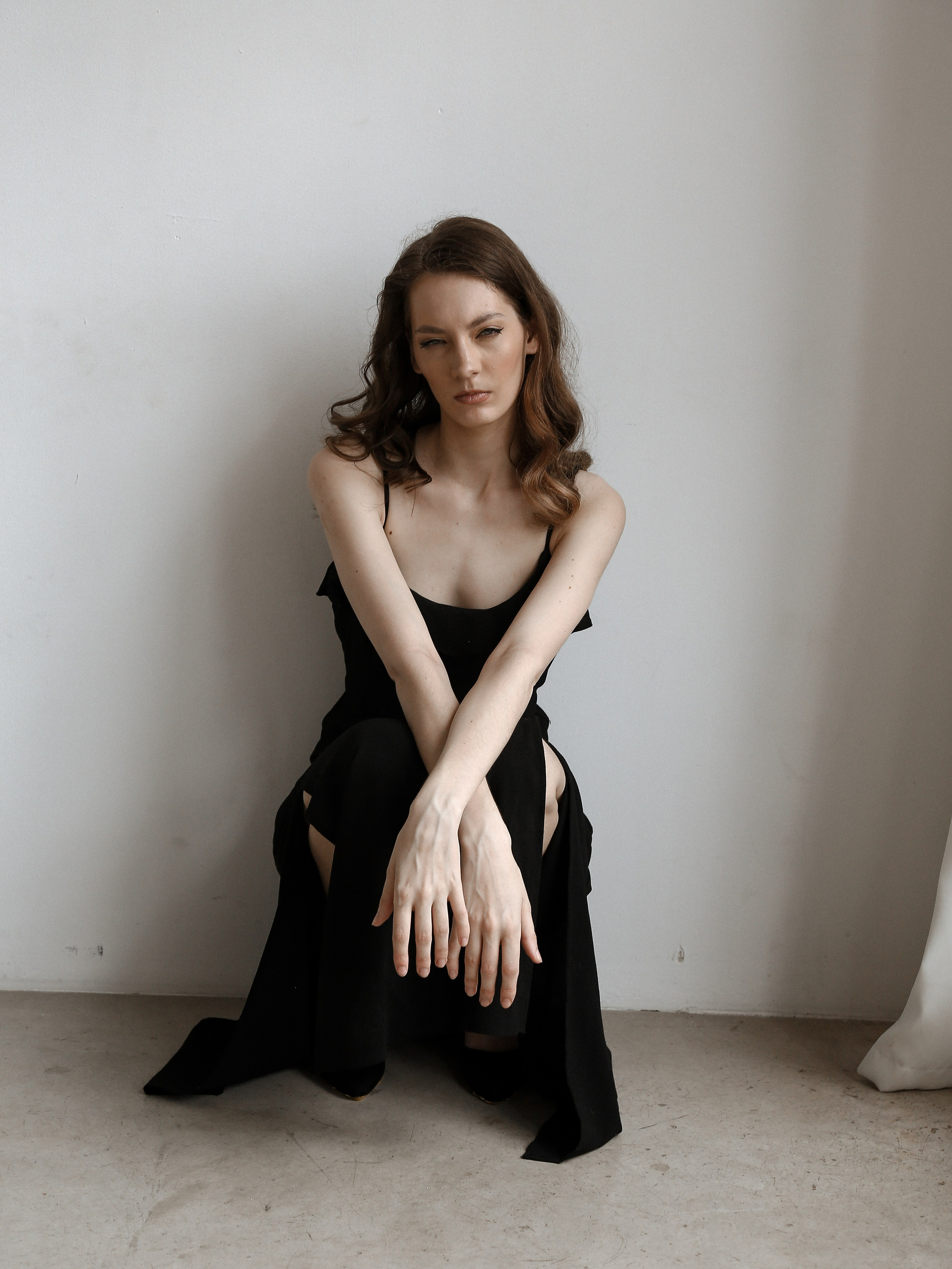 модельные тесты, fashion фотография, модель, фотограф, черный платье, белый фон, минимализм, модельное агентство, портфолио модели, модельный бизнес, fashion портрет, beauty фотография, естественная красота, modeling tests, fashion photography, model, photographer, black dress, white background, minimalism, modeling agency, model portfolio, modeling business, fashion portrait, beauty photography, natural beauty