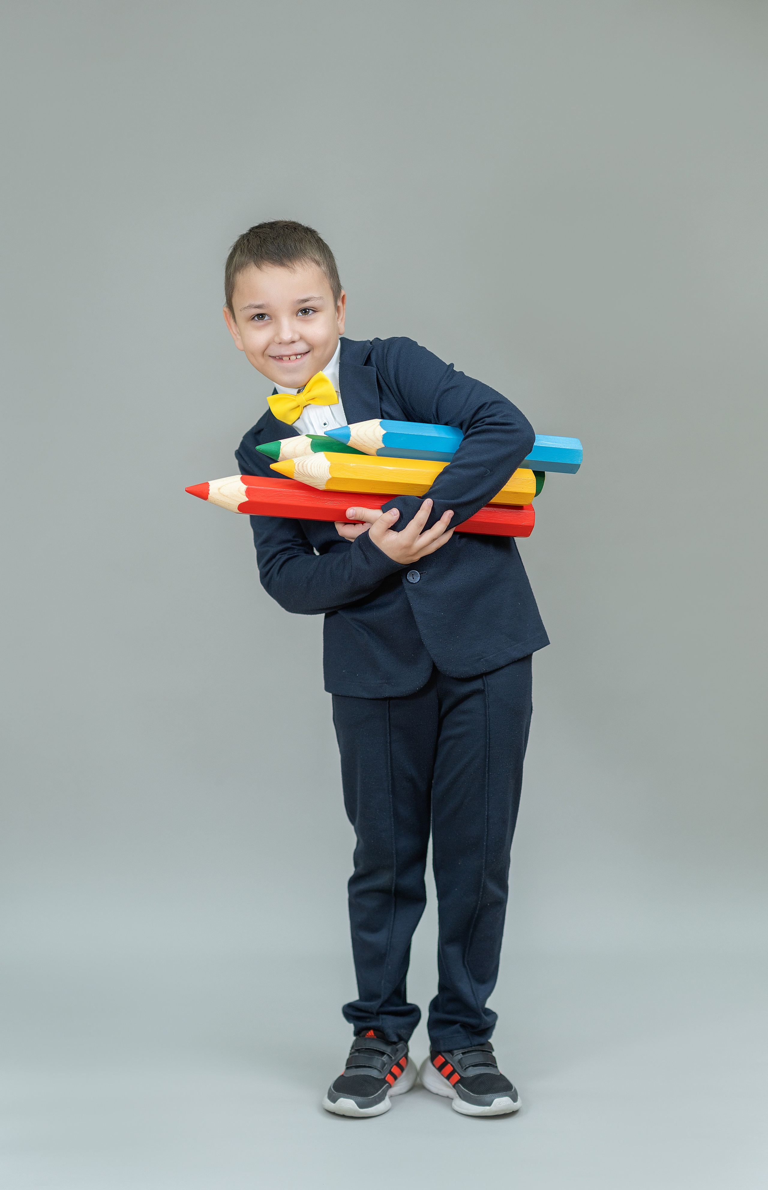 С карандашами. Школьный фотограф и фотограф в детском саду