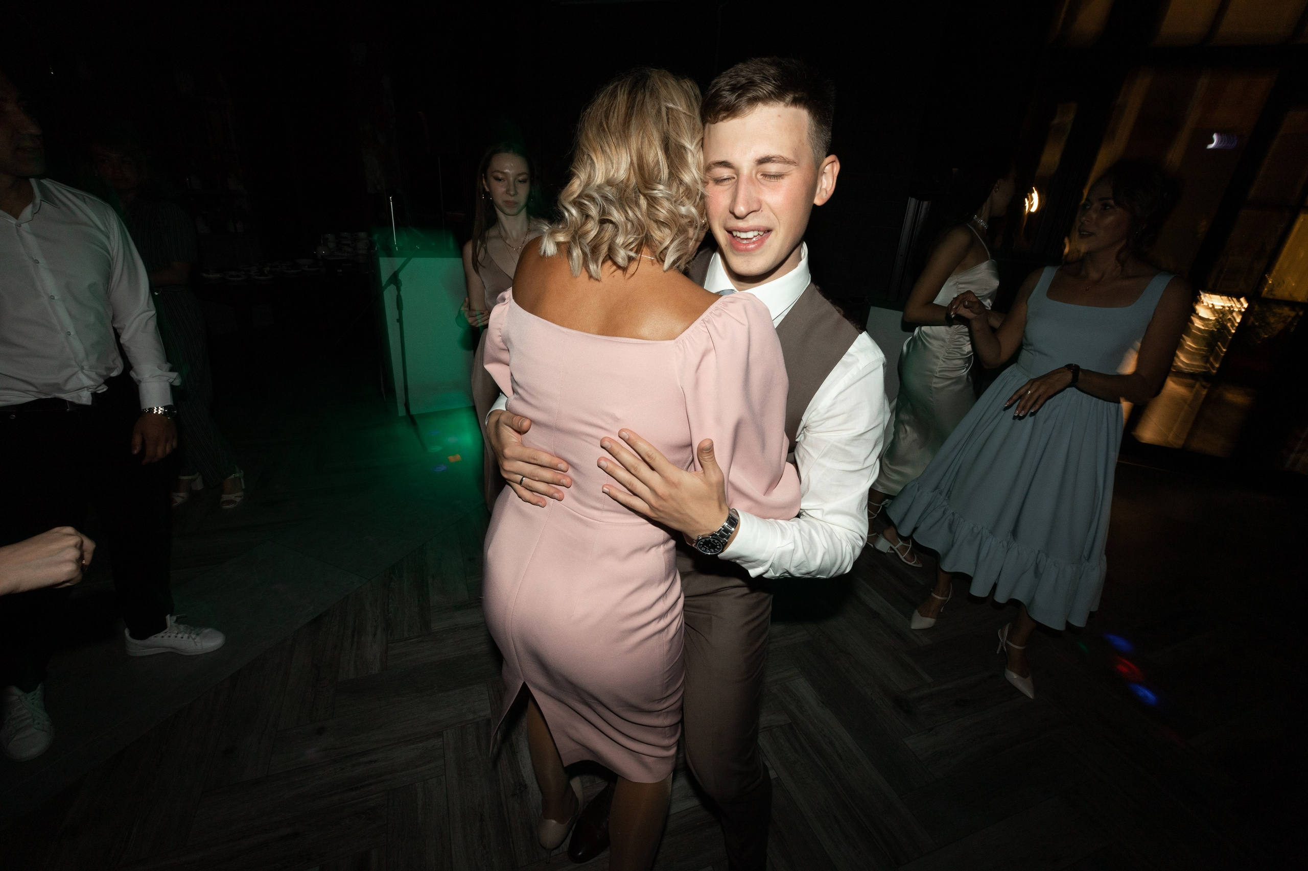 Свадебный фотограф Уфа — Руслан ГабдлисламовЖивые эмоции, красивые кадры, воспоминания на всю жизнь.Работаю по всей Республике Башкортоста. Свадебный фотограф Уфа Руслан Габдлисламов