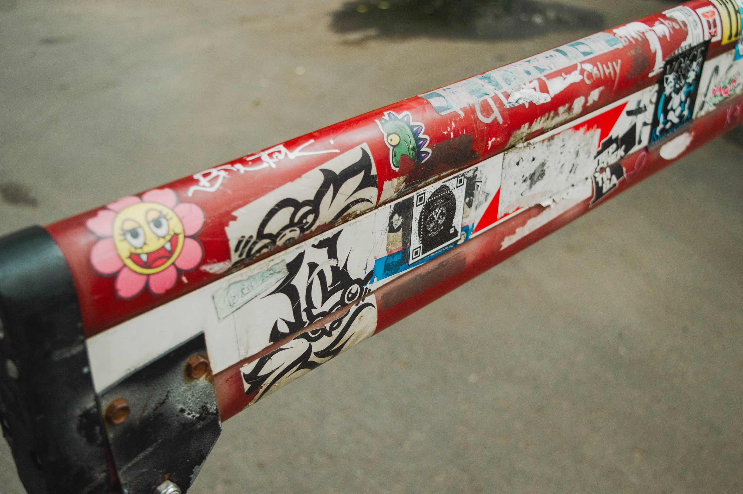 Типология «Стикербомбинг в городе». Фотограф Анастасия Лощакова в Москве