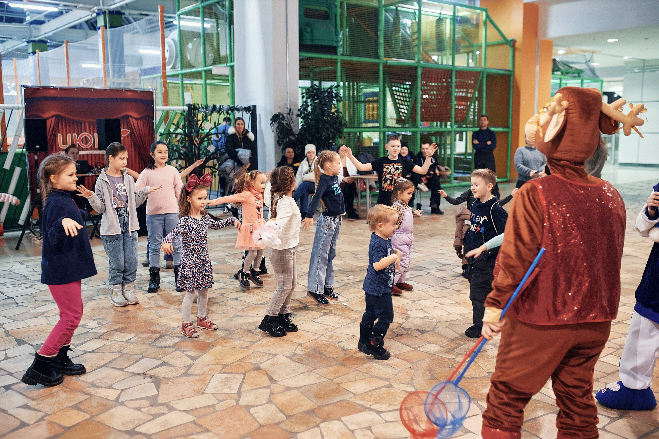 Детский новогодний праздник в ТЦ Июнь. Семейный и репортажной фотограф в Красноярске и Москве Виктор Бабинцев