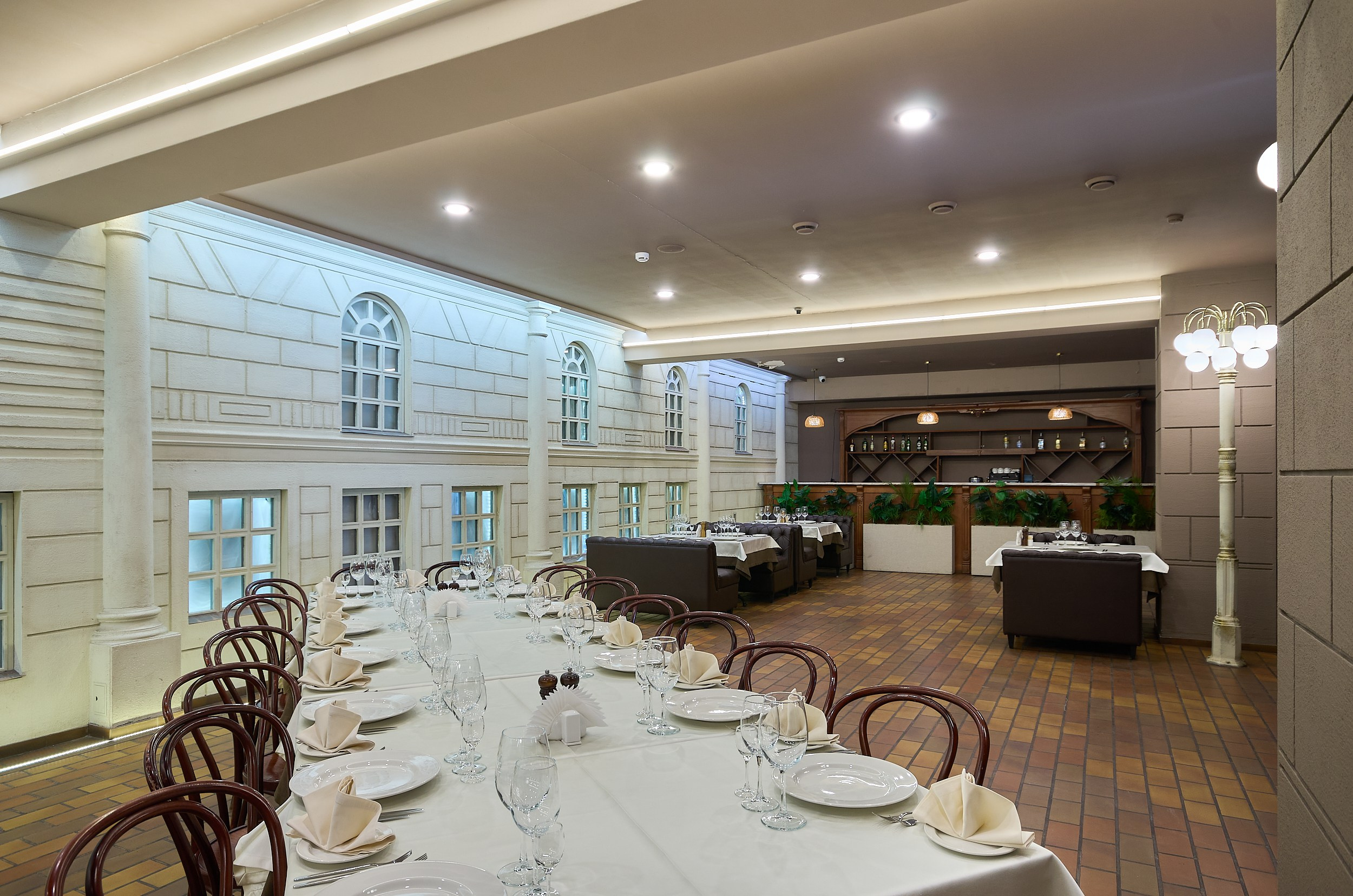 Интерьерная фотосъемка ресторана «Одесса». Абросимов Лев интерьерный и архитектурный фотограф