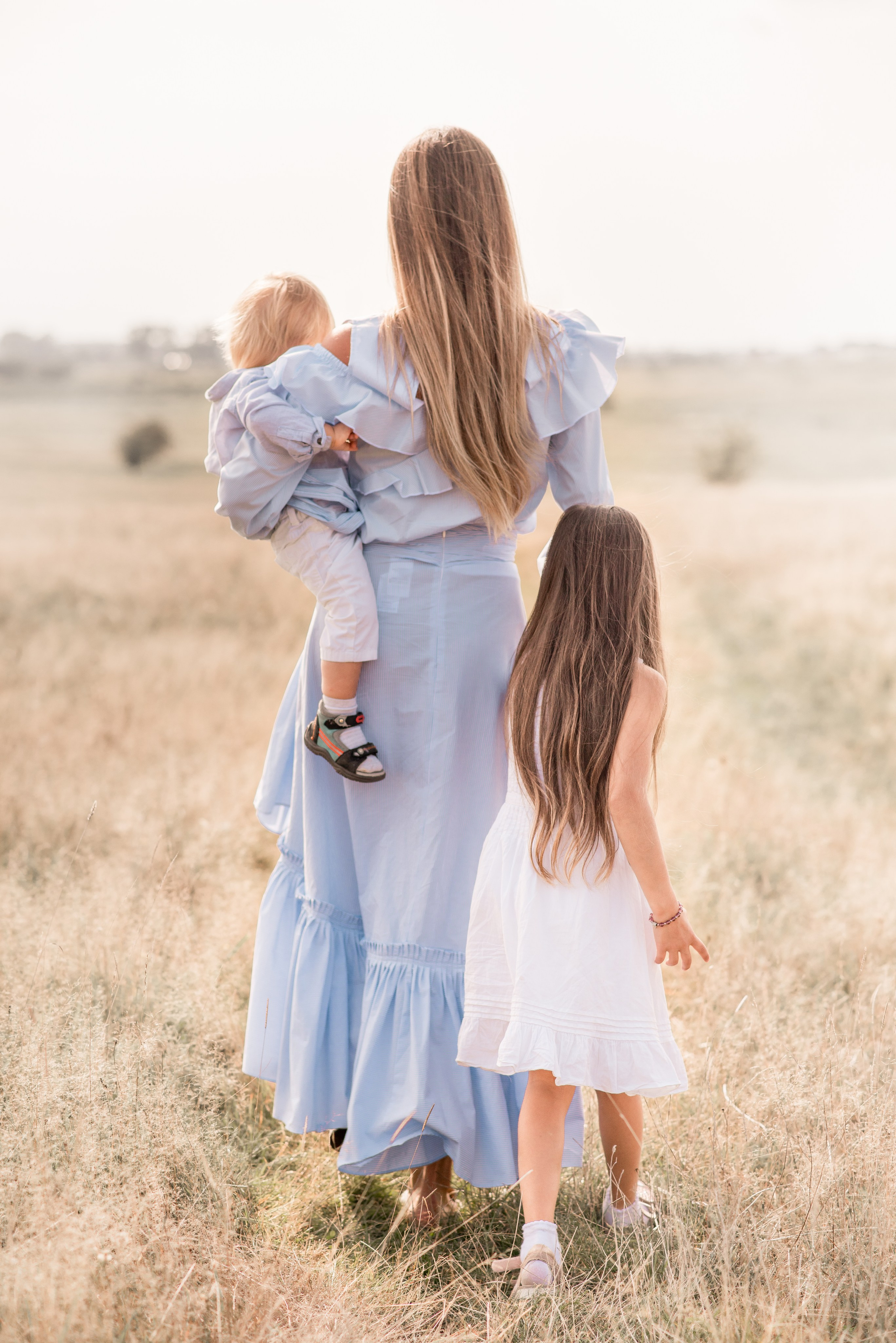 Entdecken Sie eine professionelle Familienfotoserie im Freien. Natürliche Posen, warme Farben und authentische Momente für moderne Familienfotografie.