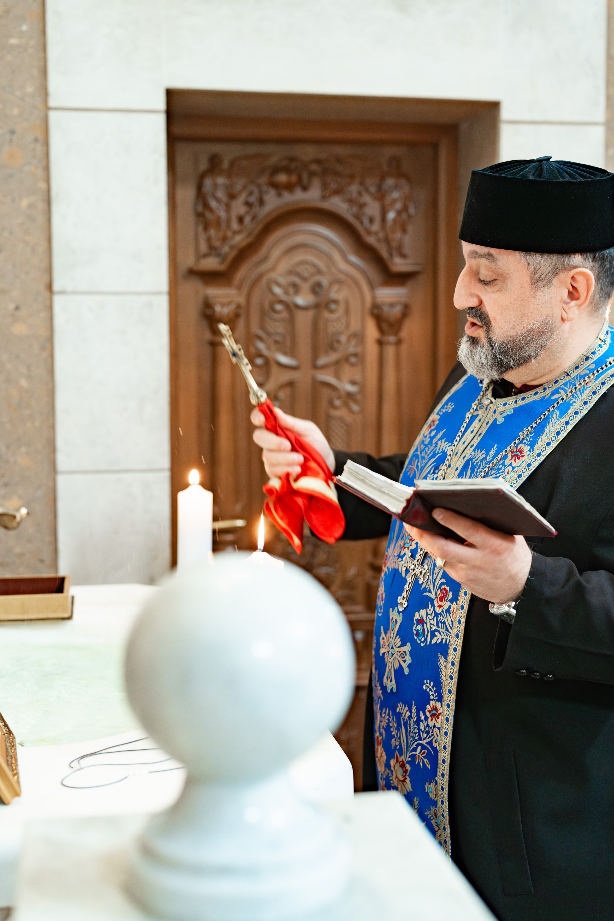 Крещение  ребёнка в храме. Фотограф видеограф Геннадий Янбаев в Сочи, Краснодаре