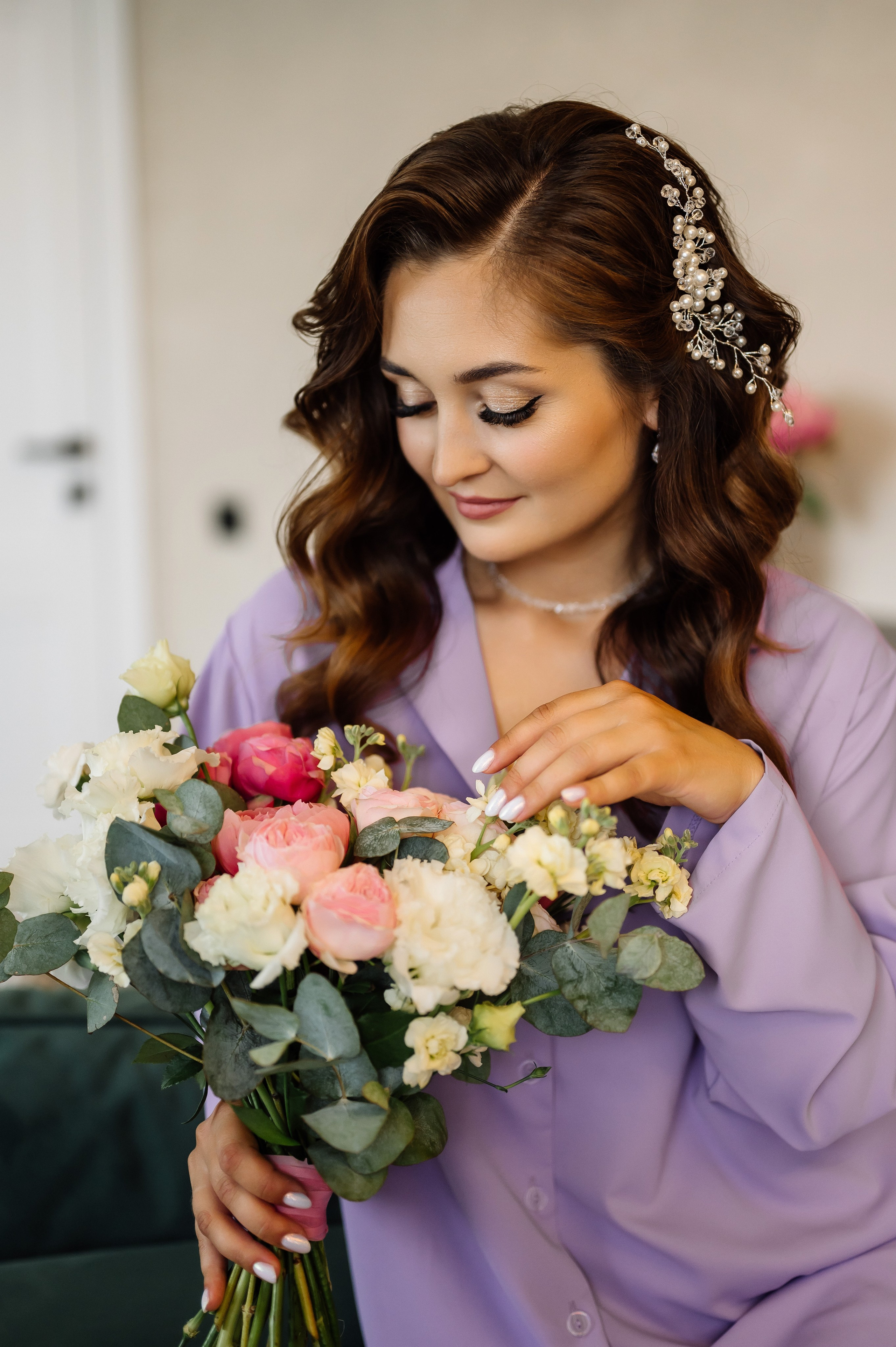 невеста держит красивый букет