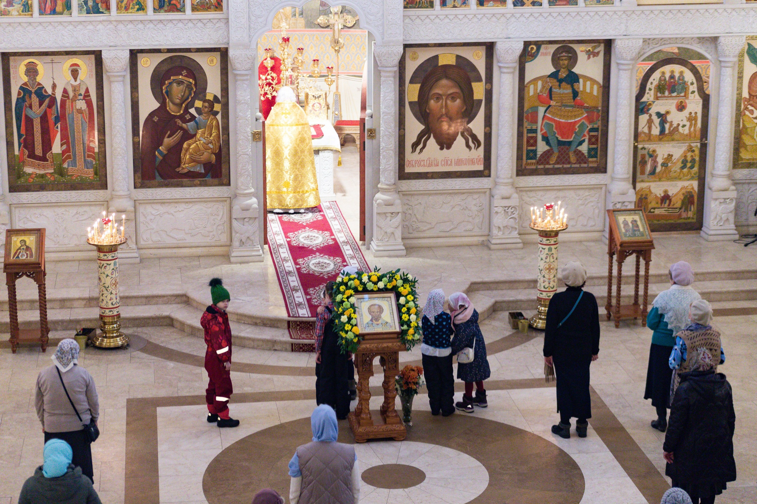 Праздничное богослужение Святителю Николаю 19 декабря. Интерьерный фотограф в Москве Роман Потапов