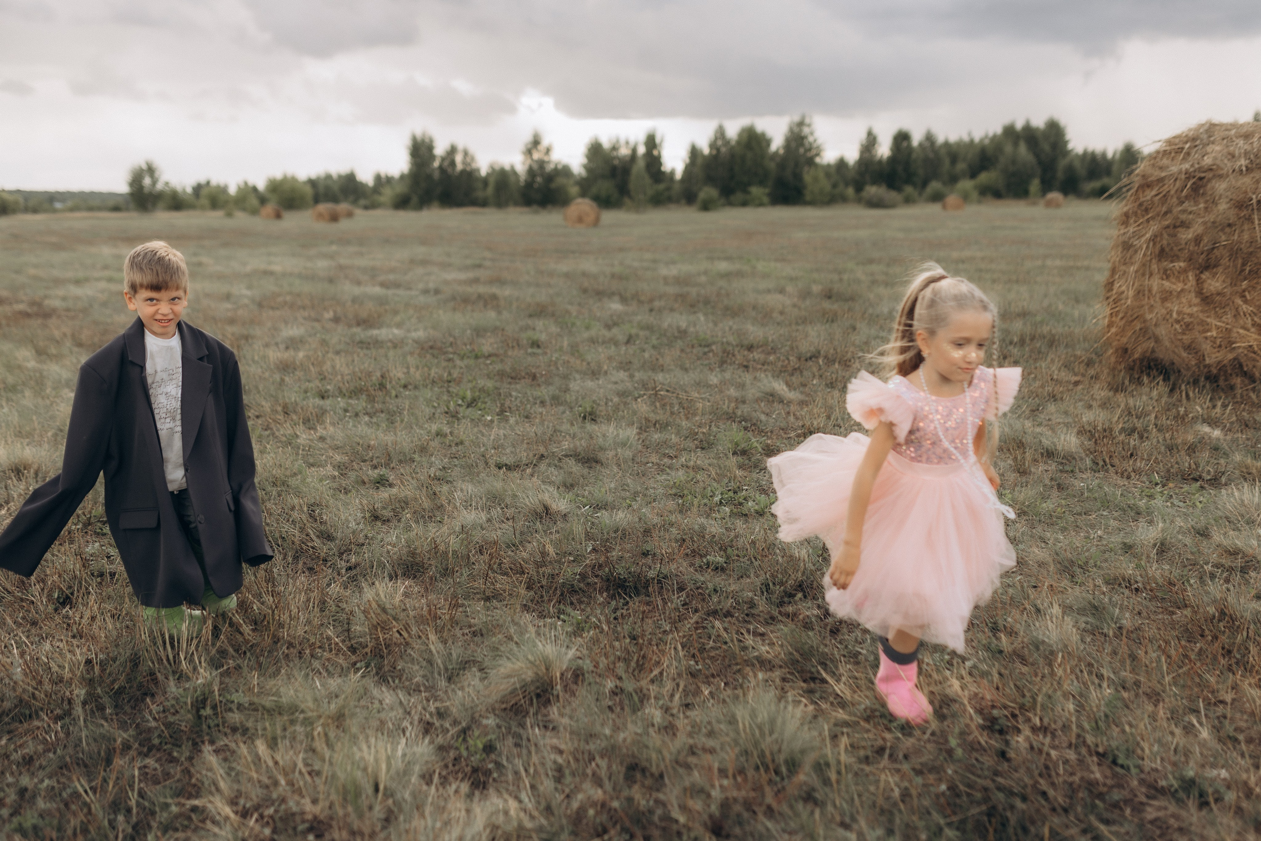 Вика и Миша на сене. Семейный фотограф lifestyle в Новосибирске Елена Шпилевая