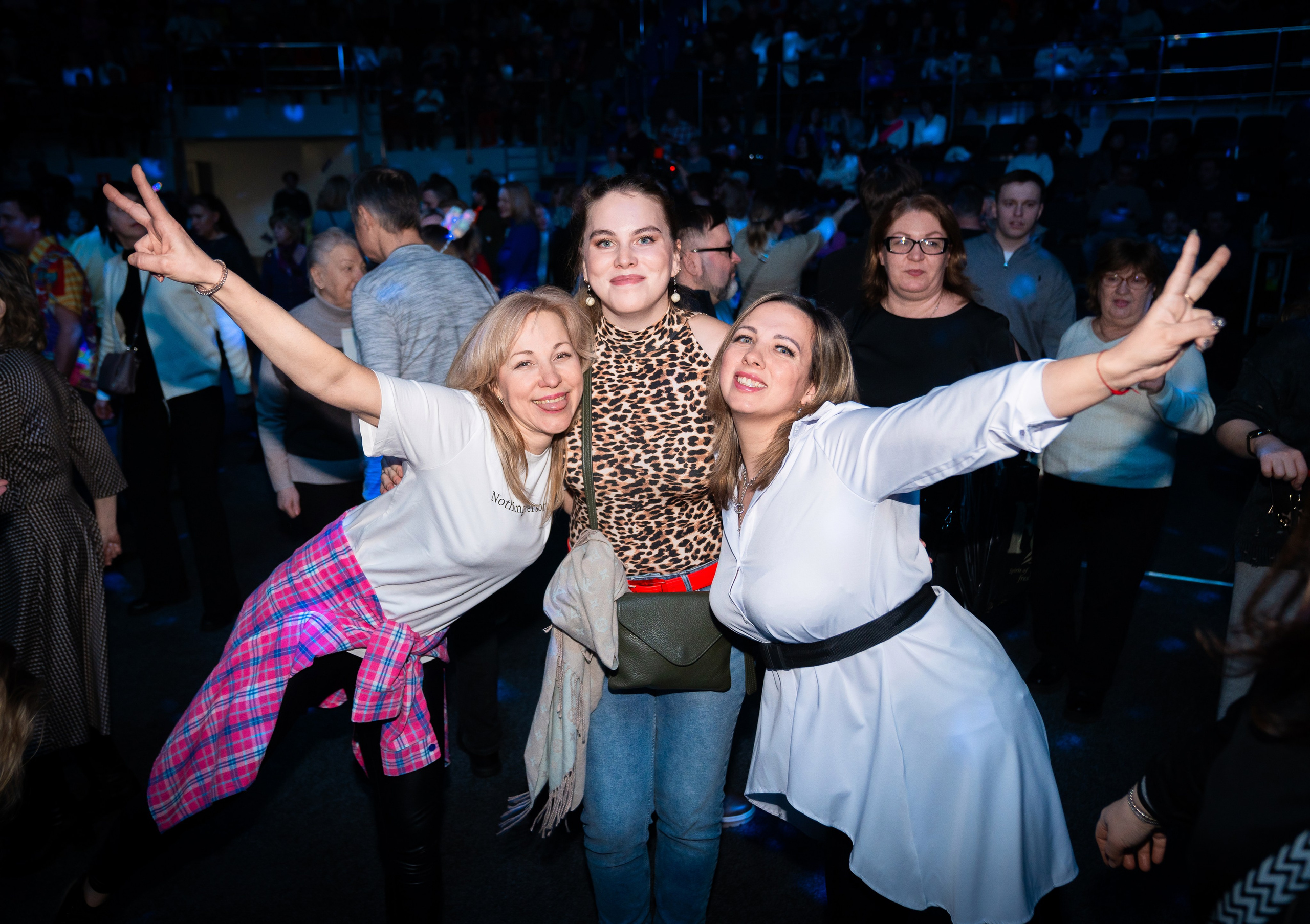 Три девушки весело позируют и показывают peace на корпоративе Ленремонт. Сольный концерт Светланы Разиной в КСК Арена. Фото Евгения Мальцева.