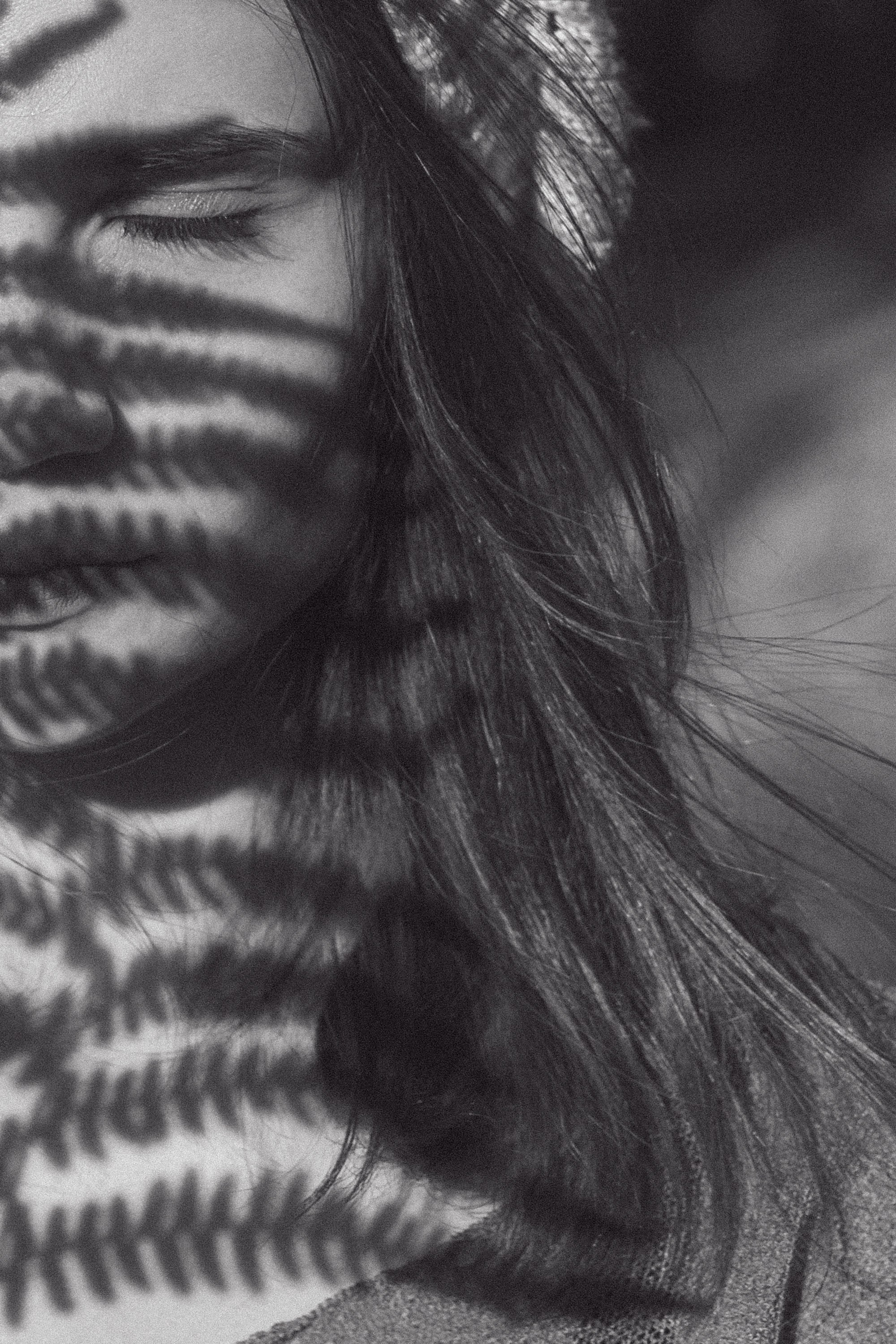 Ксения и папоротник / Ак-Кайын. Фотограф Наталья Гончарова. Снимаю живые портреты в Алматы