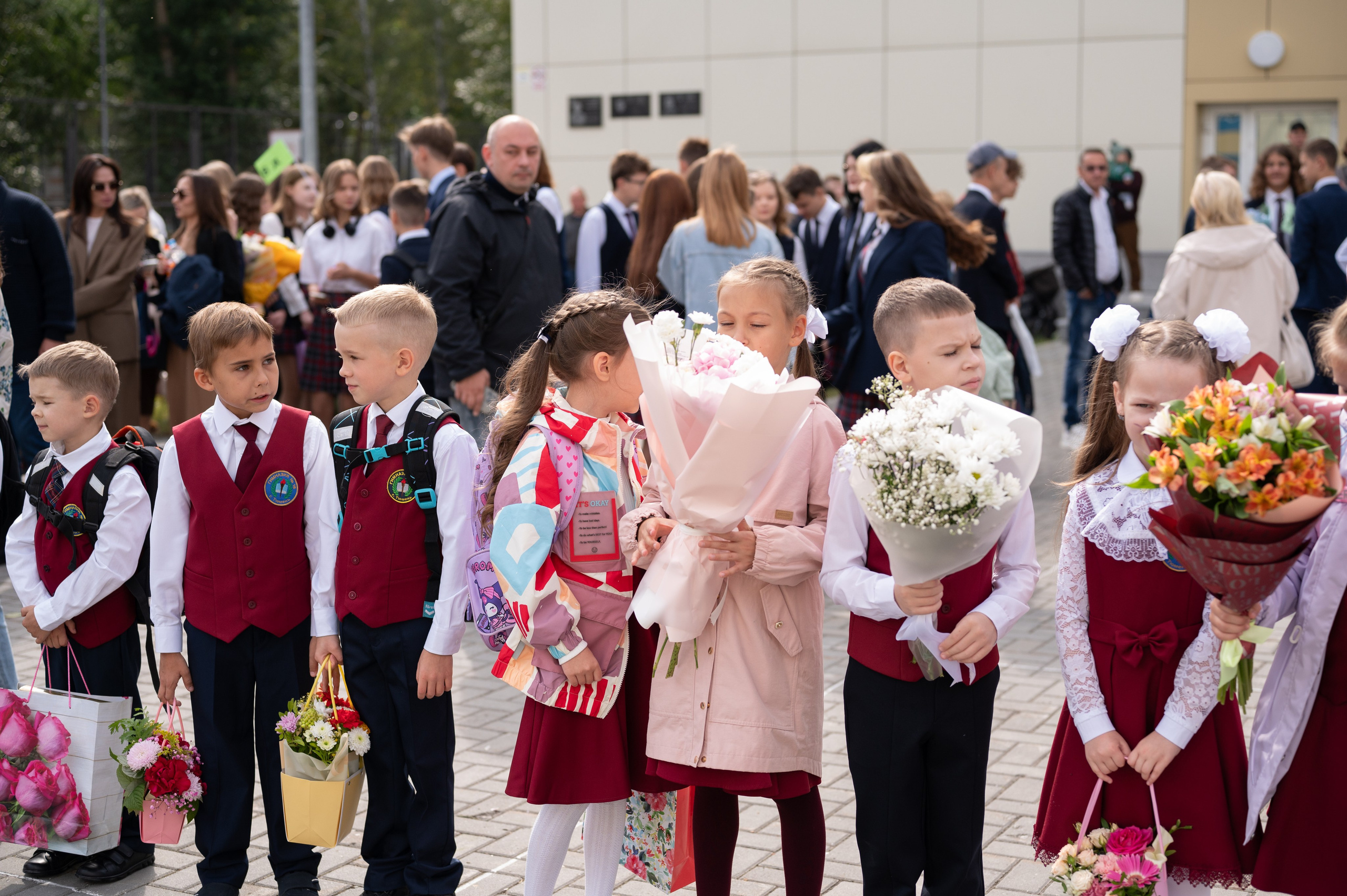 1 сентября 16 гимназия 2 класс (линейка + в классе+ на улице). Фотограф новорожденных, семейный детский в Тюмени Татьяна Морозова