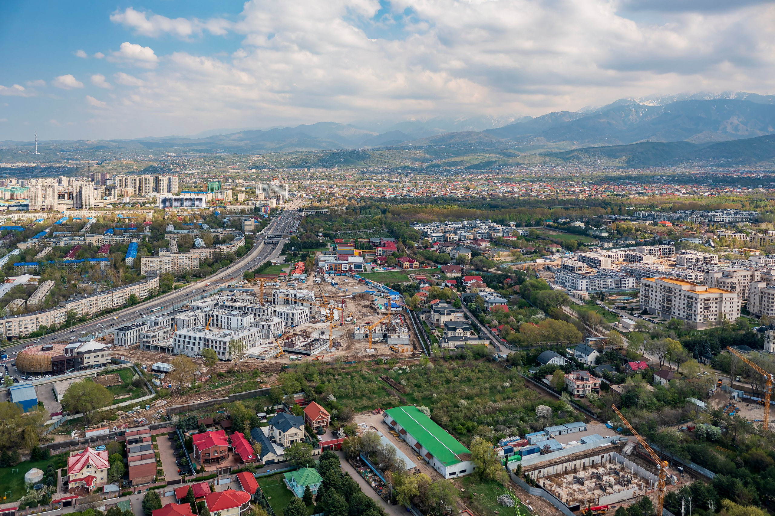 Алматы, ЖК 1st от Bi Group — аэросъёмка на фоне гор, апрель 2026. Интерьерный фотограф Алматы