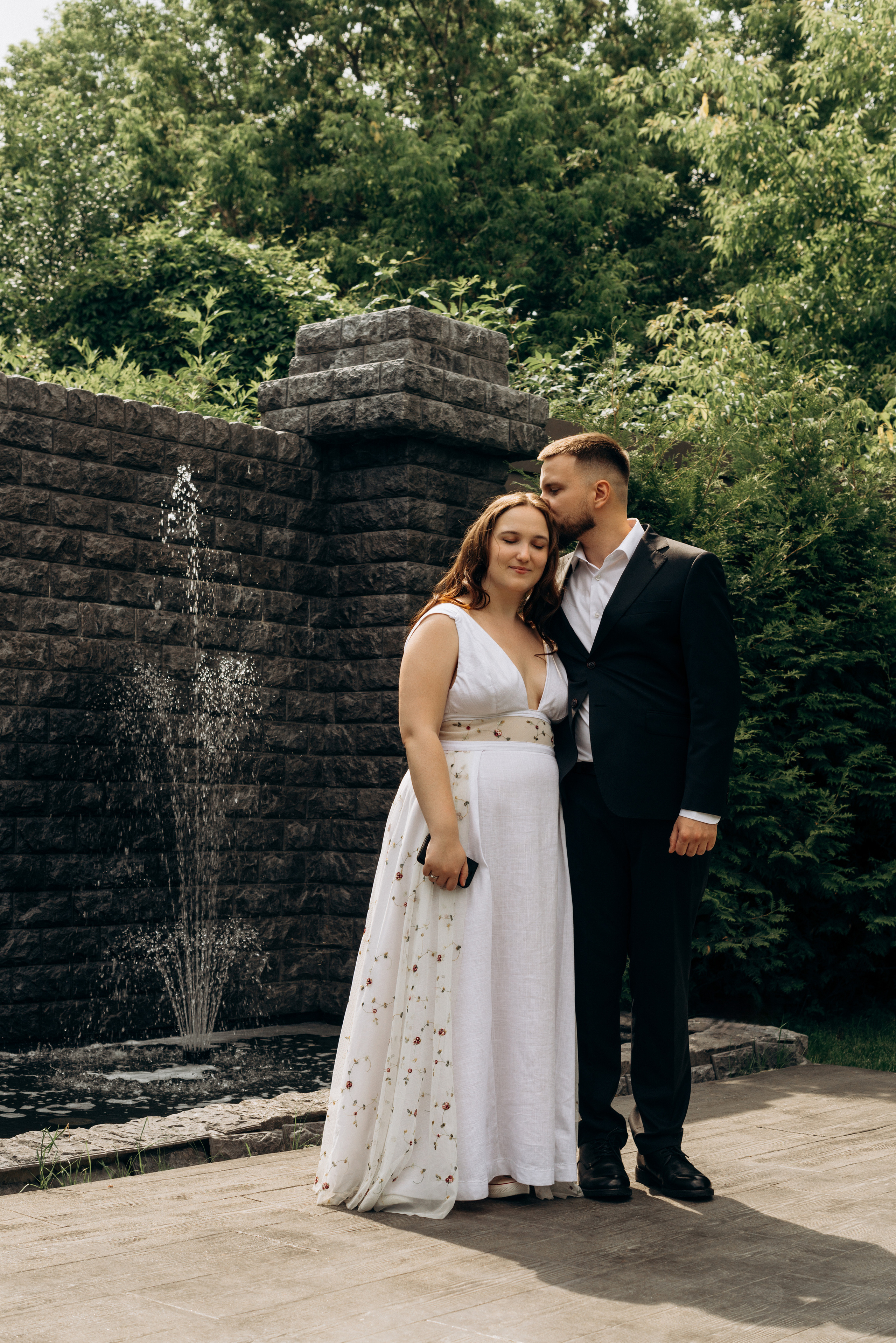 Фотографии свадьбы в банкетном зале у озера