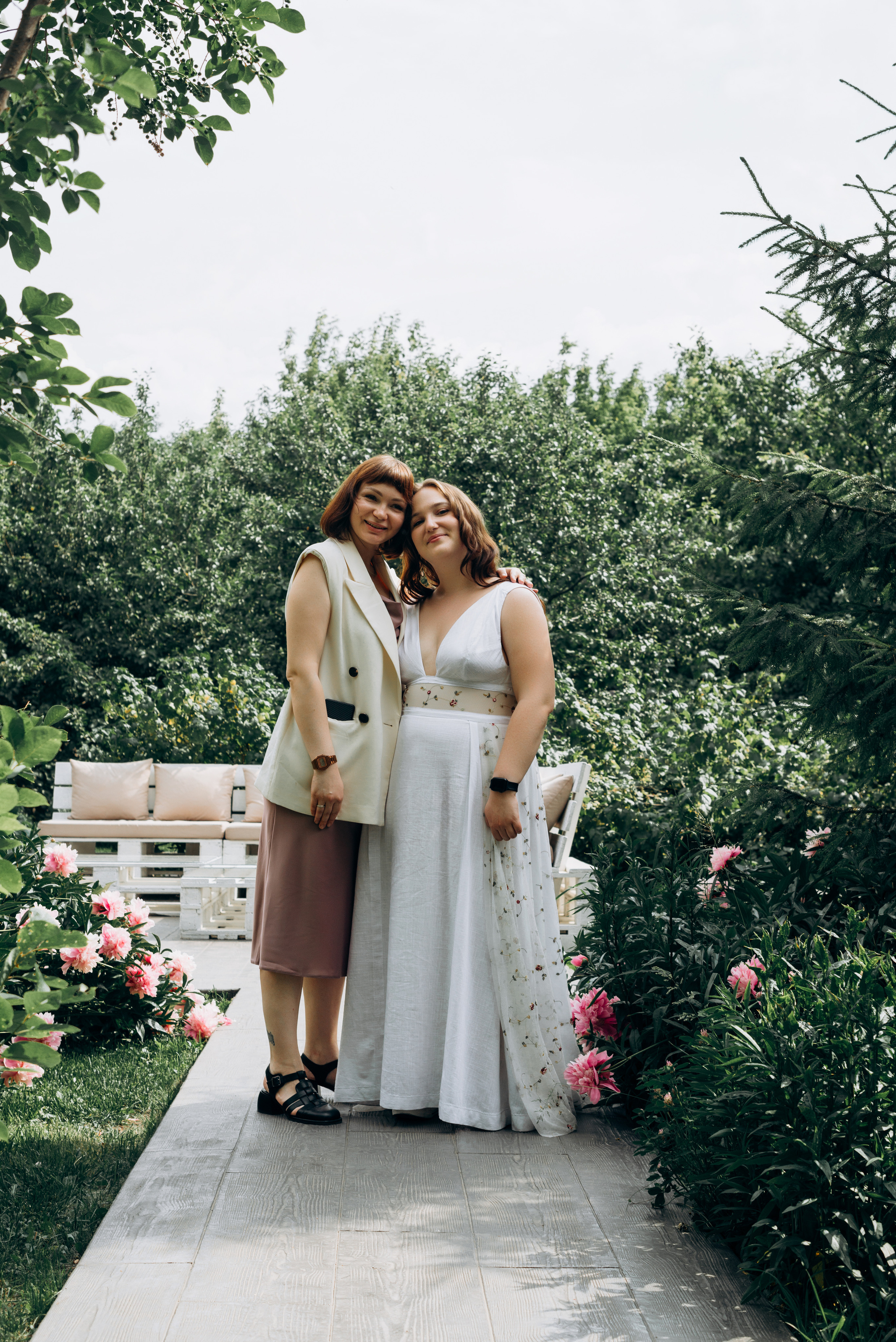 Фотографии свадьбы в банкетном зале у озера