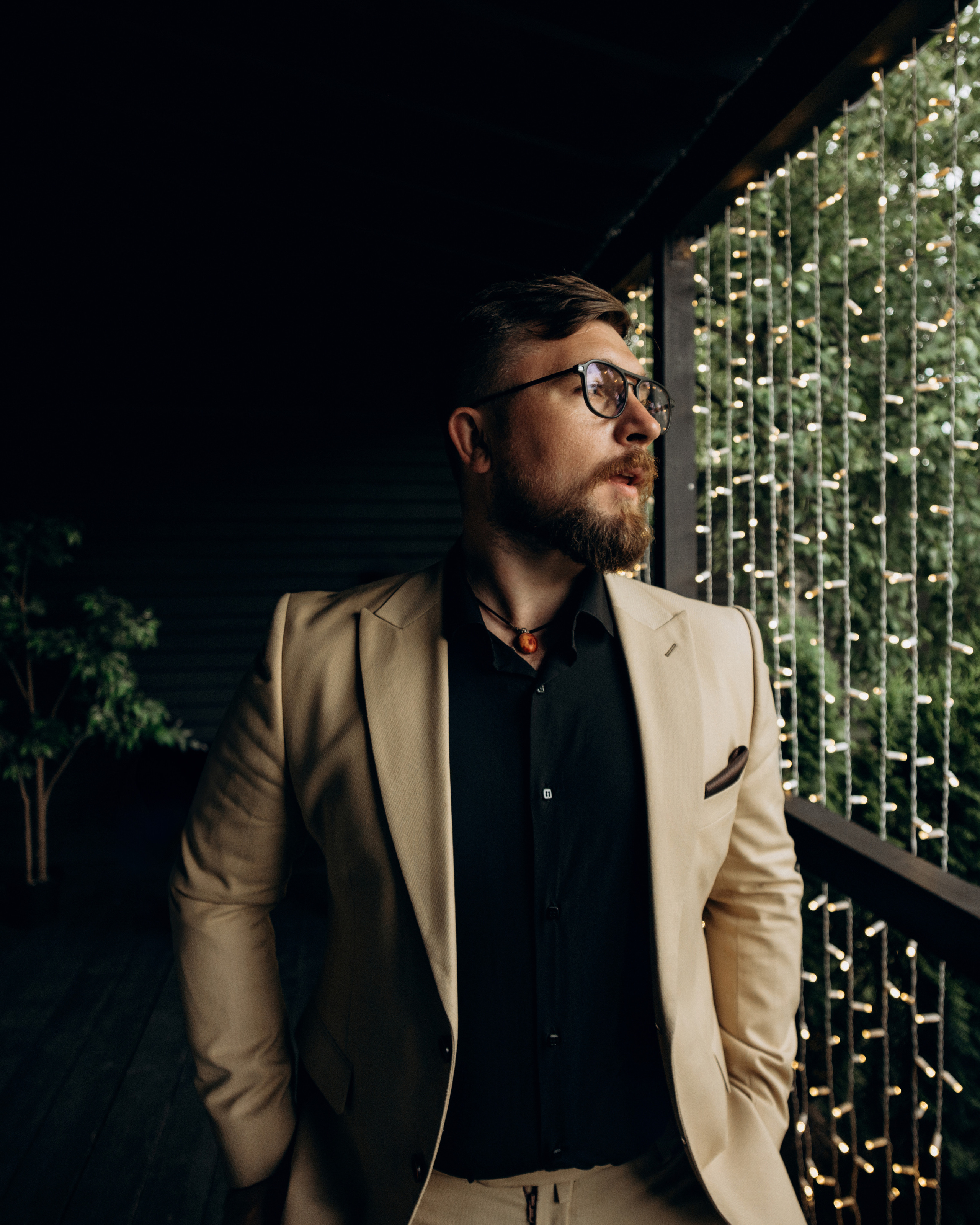 Фотографии свадьбы в банкетном зале у озера