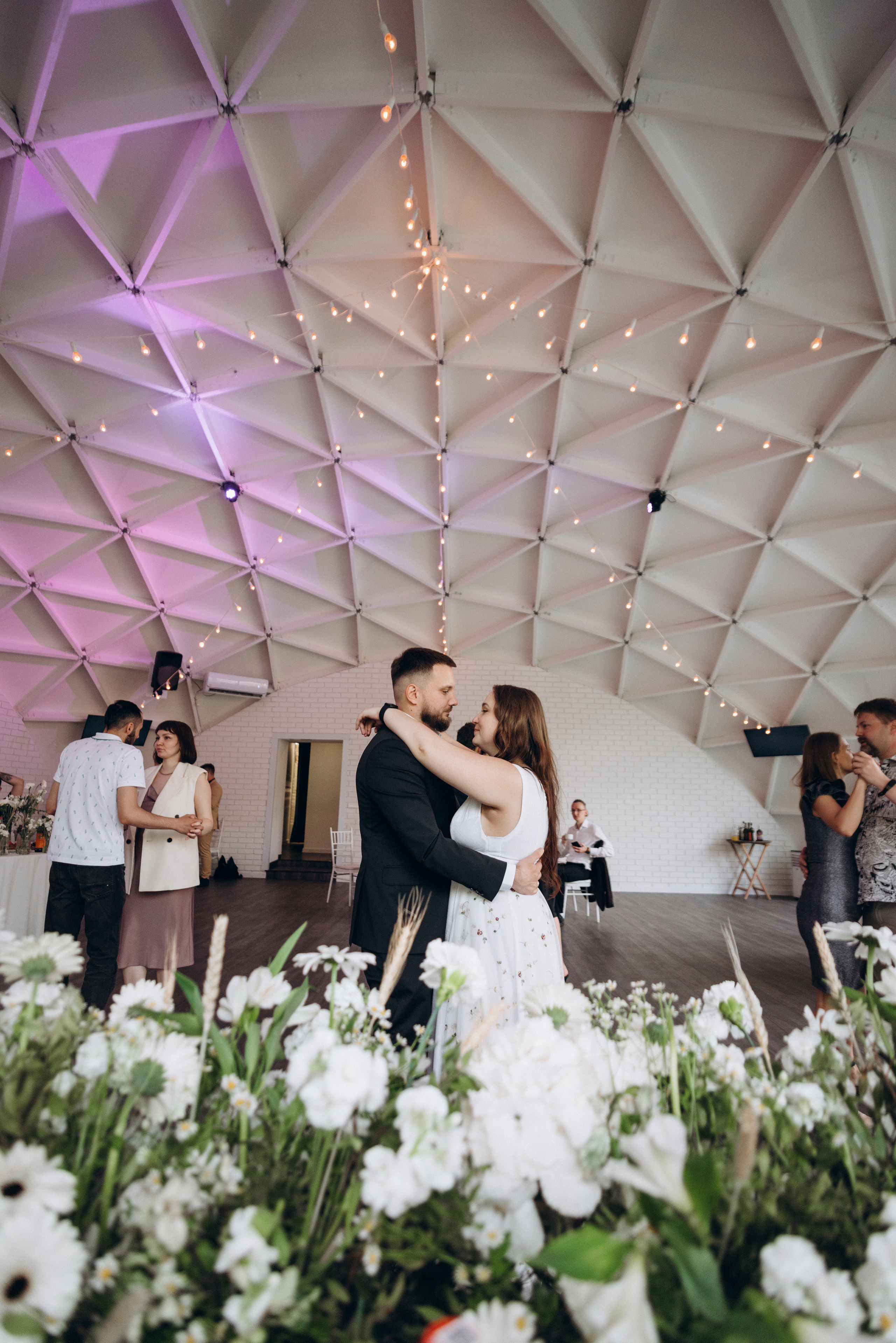 Фотографии свадьбы в банкетном зале у озера