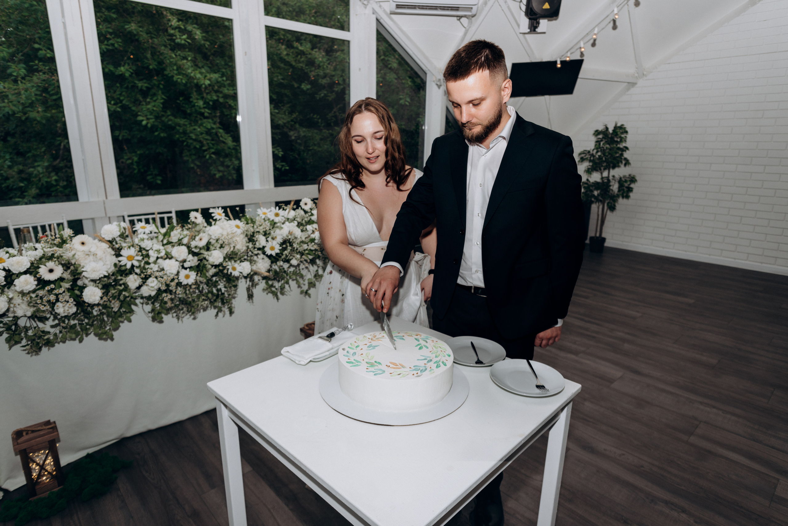 Фотографии свадьбы в банкетном зале у озера