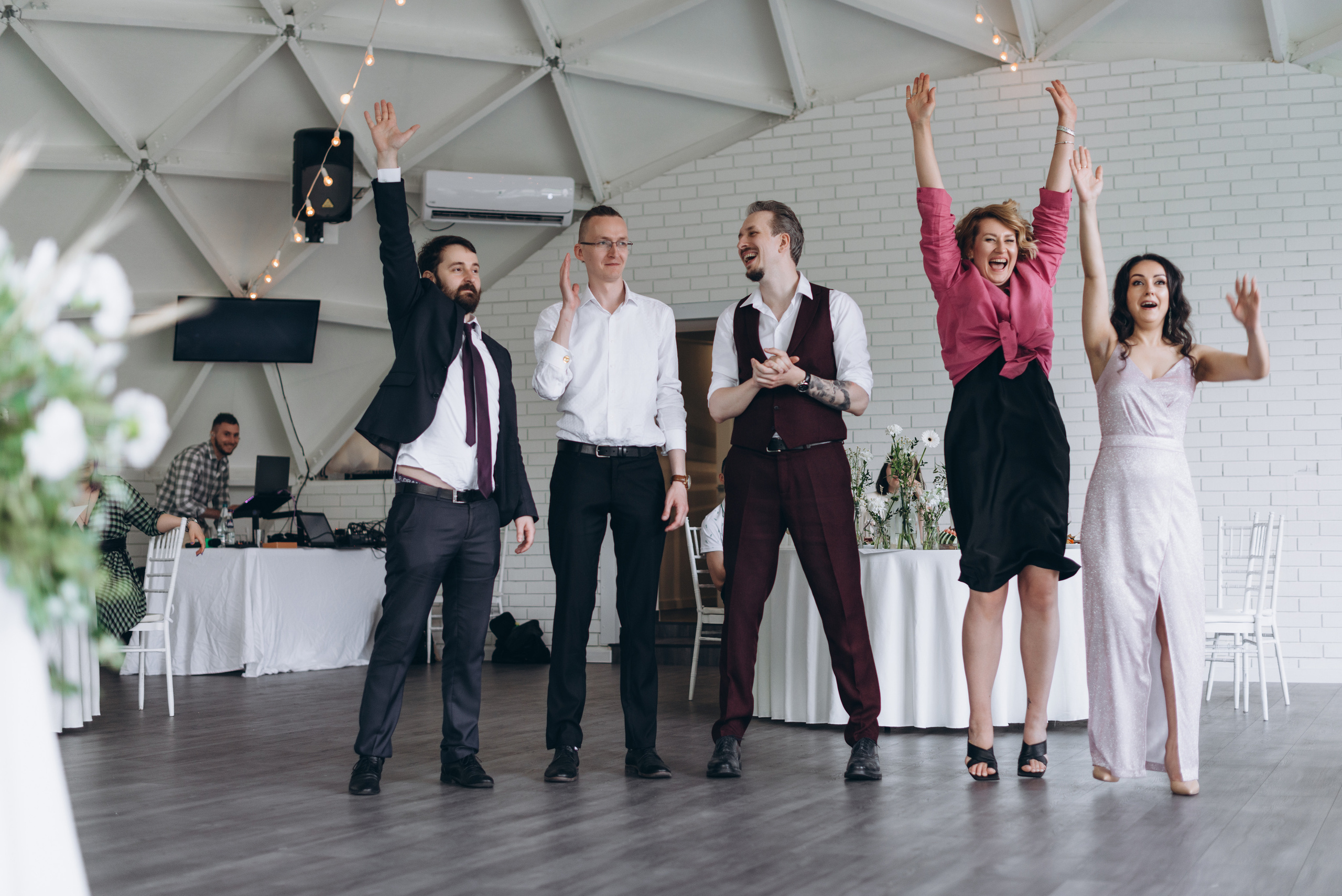 Фотографии свадьбы в банкетном зале у озера