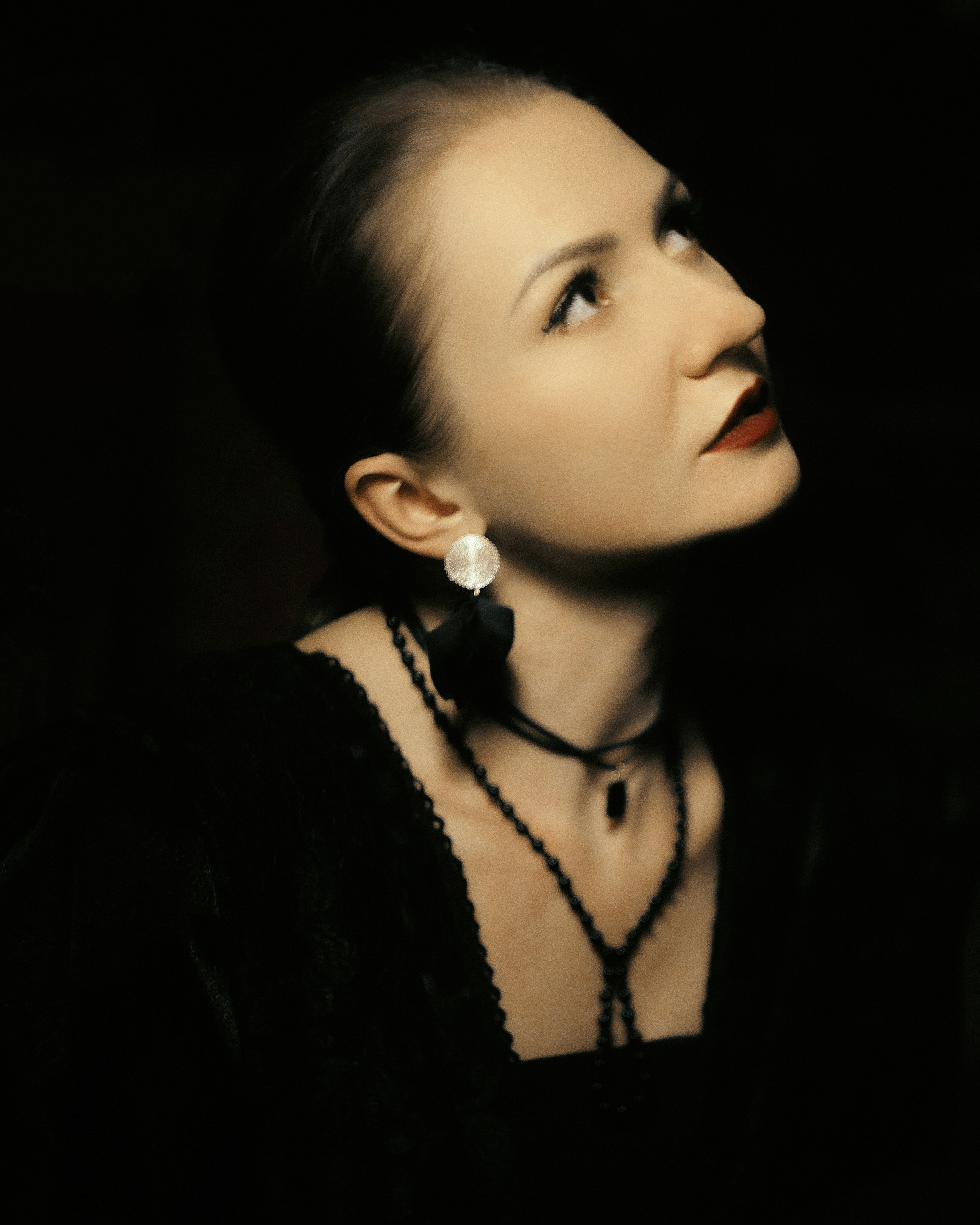 крупный портрет в фотостудии, чёрный образ и винтажные серьги, нуарная фотосессия, фотограф Москва