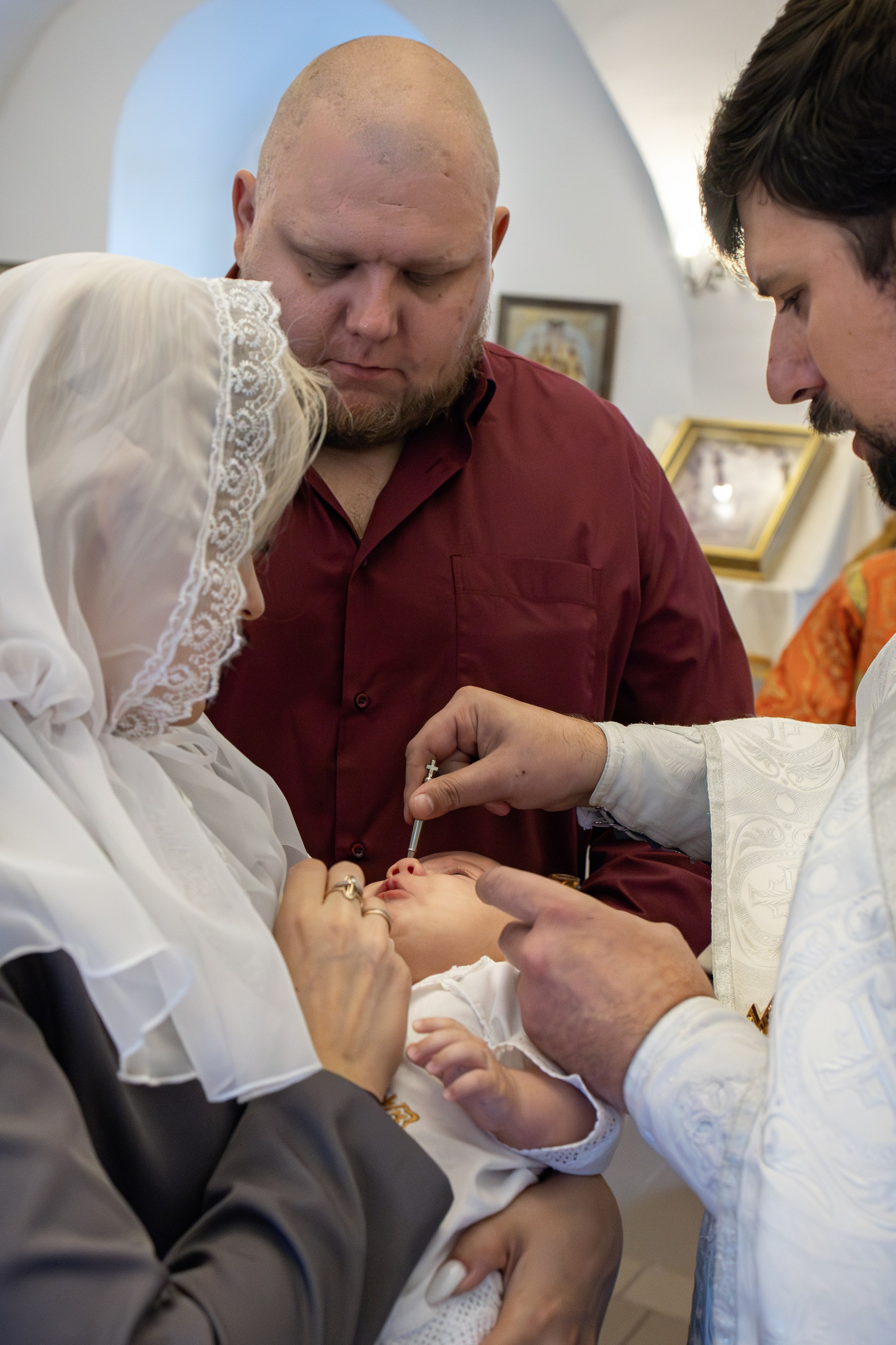 Таинство Крещения малыша в храме Воскресения Христова, с. Трубино (Калужская обл.). Надежда Стар семейный и церковный фотограф в Жукове и Калужской области
