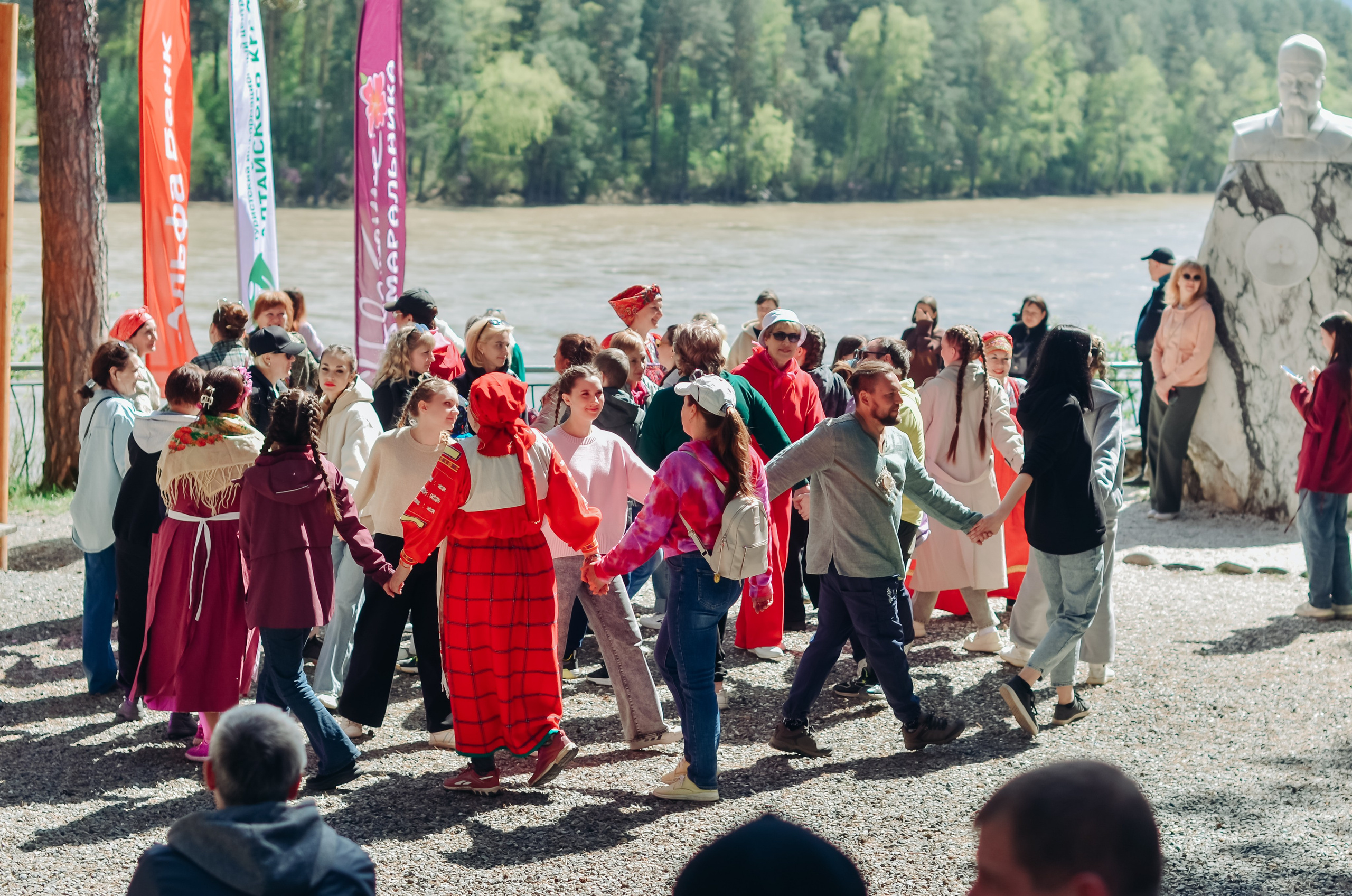 Фестиваль «Цветение Маральника на Алтае 2025». Фоторепортаж. Денисова Аля — фотограф для парных съемок и индивидуальных историй в Барнауле