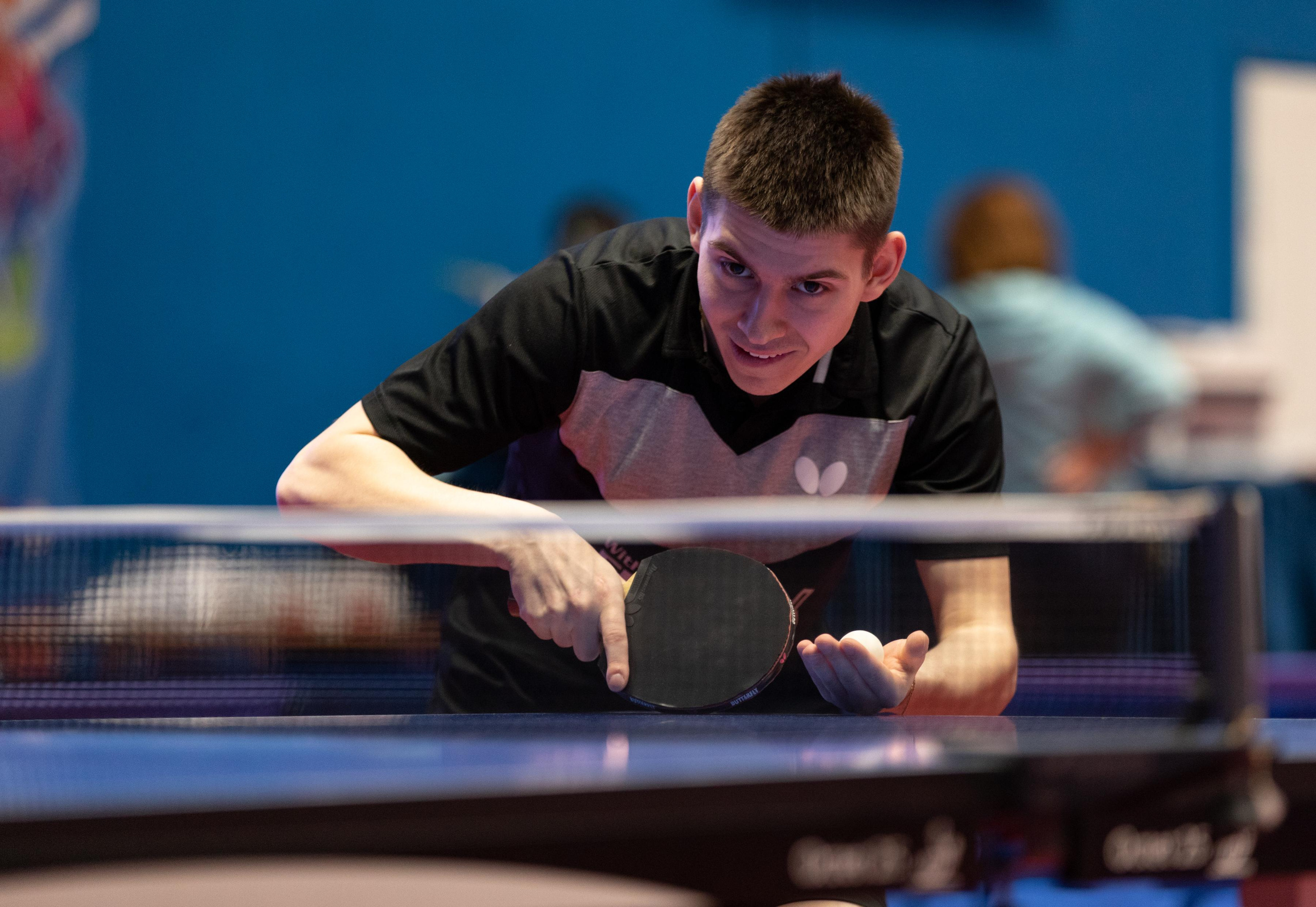 спортивный фотограф Анна Зиновьева фотографирует настольный теннис