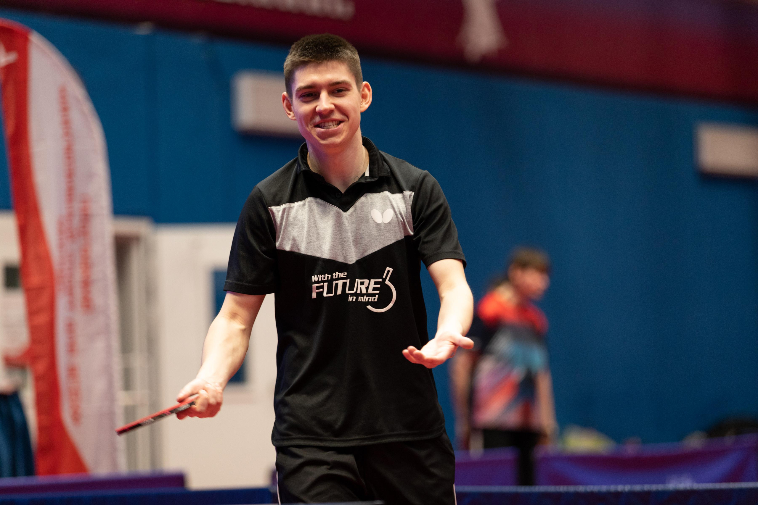 спортивный фотограф Анна Зиновьева фотографирует настольный теннис