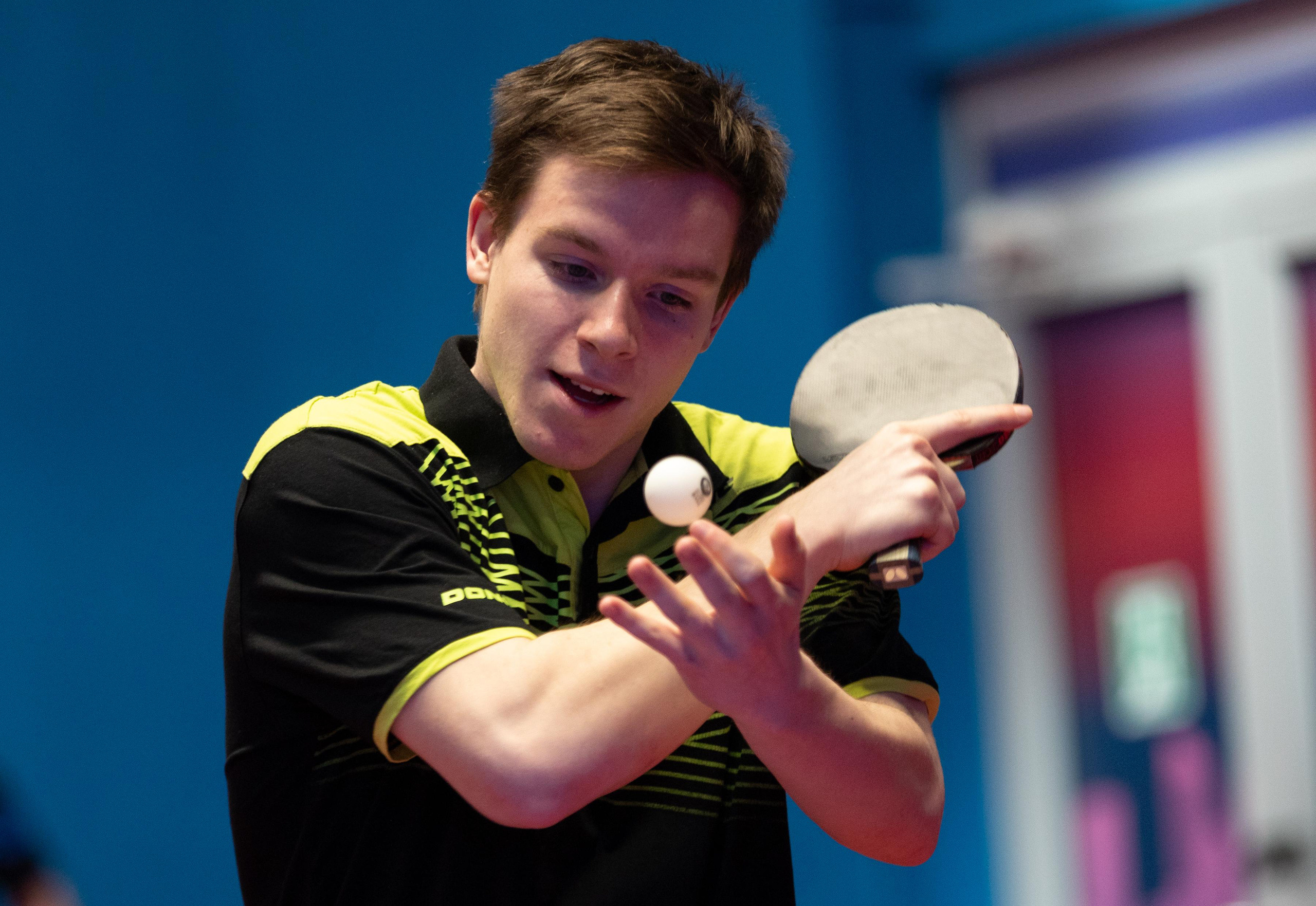 спортивный фотограф Анна Зиновьева фотографирует настольный теннис