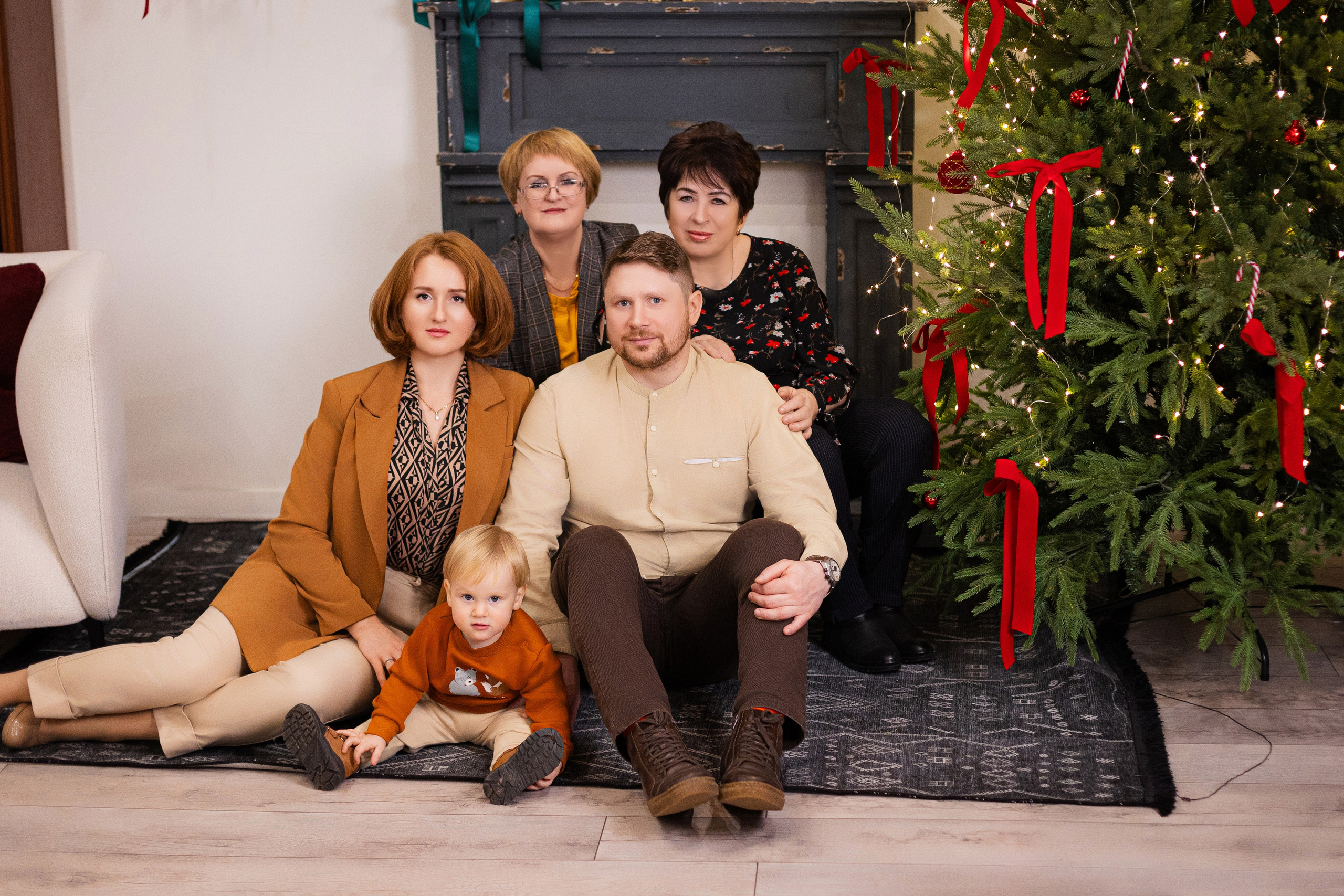 Ольга, Павел и Рома с бабушками. Фотограф ВИКА МЕДУЗА