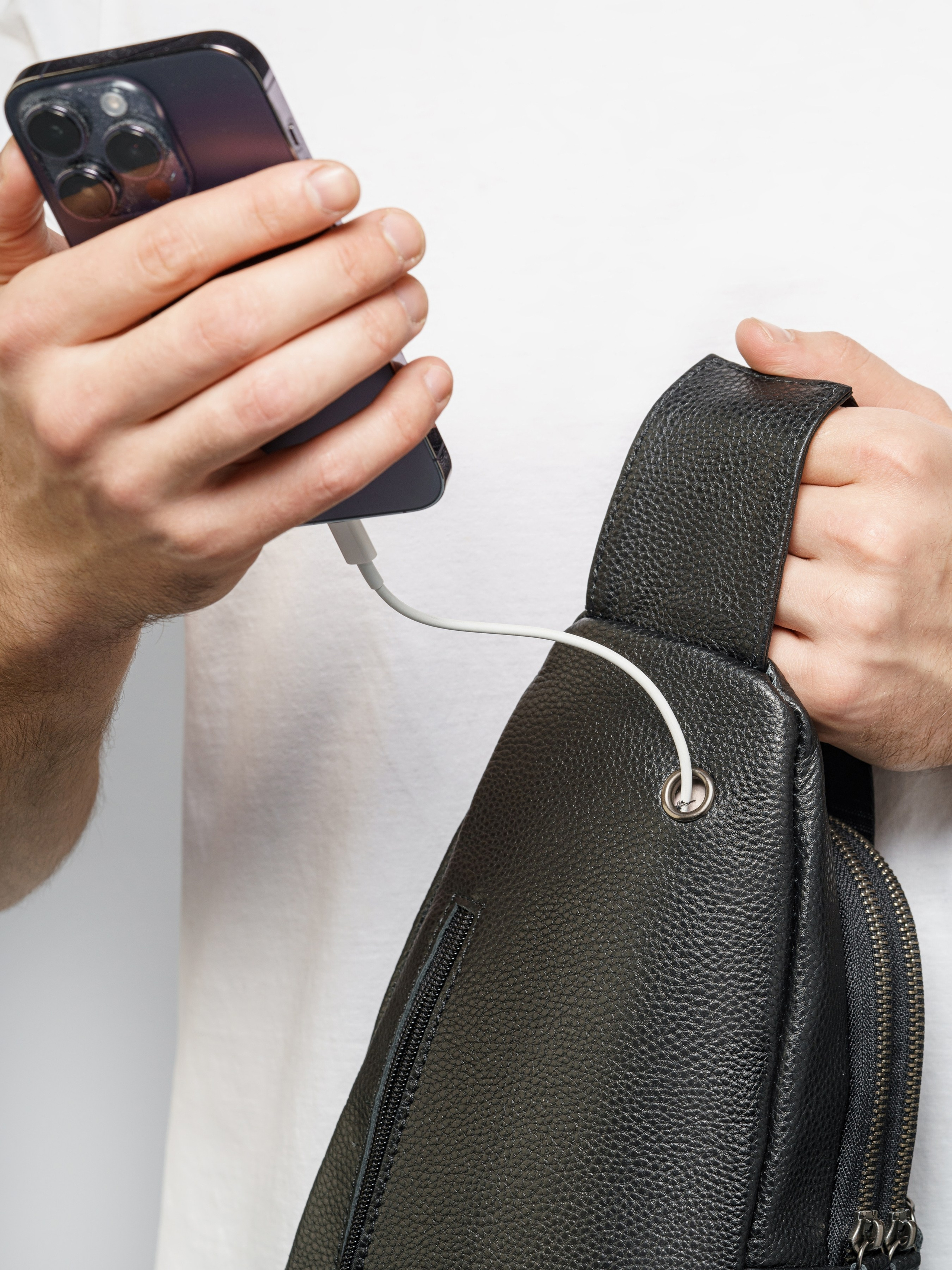 Сумки-бананки, модель Кирилл. KED Production — продакшн из СПб. Создаём фото, видео и контент, который помогает брендам и селлерам продавать больше