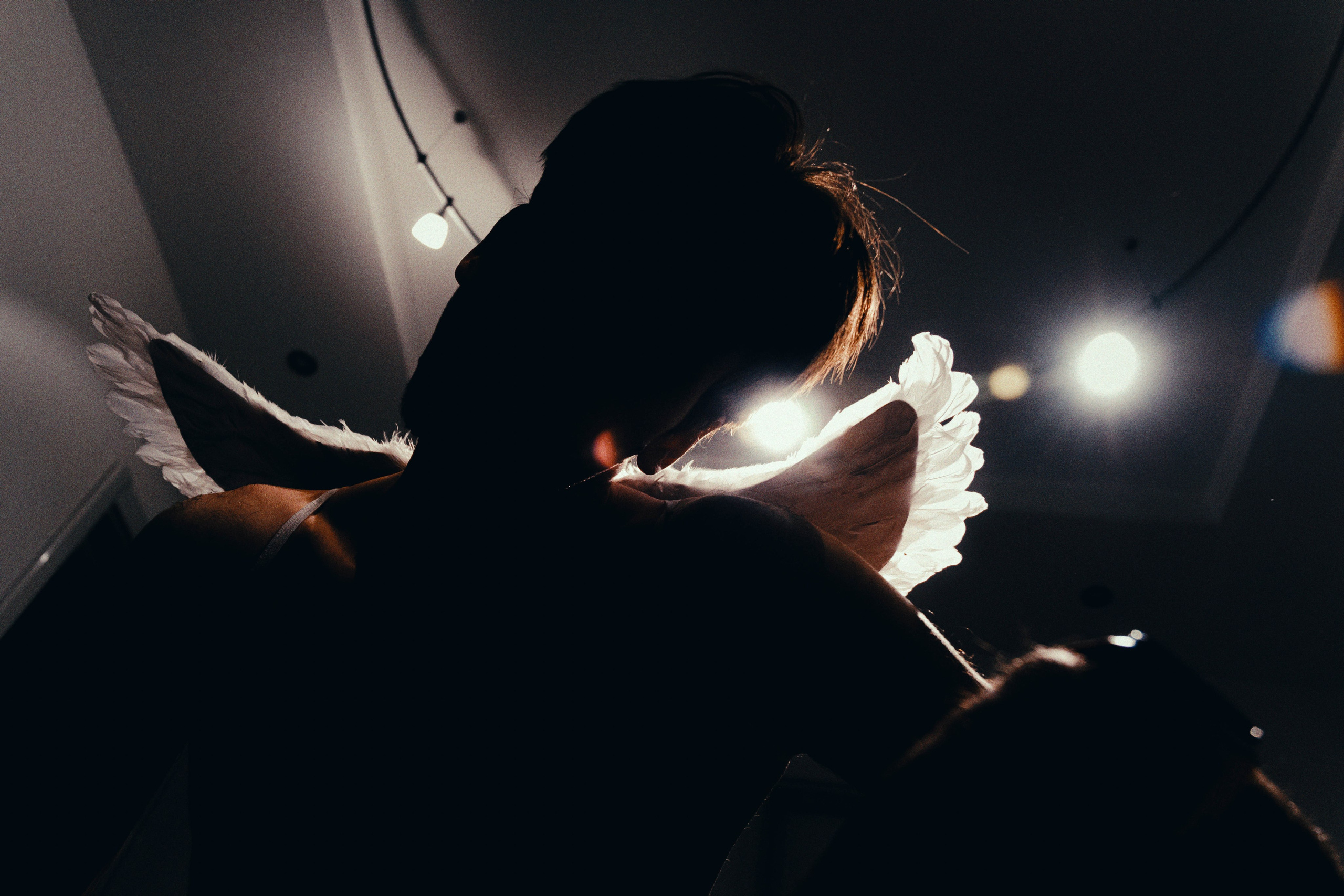 Портрет купидона на темном фоне. Портретный и репортажный фотограф в Санкт-Петербурге Смоляков Максим