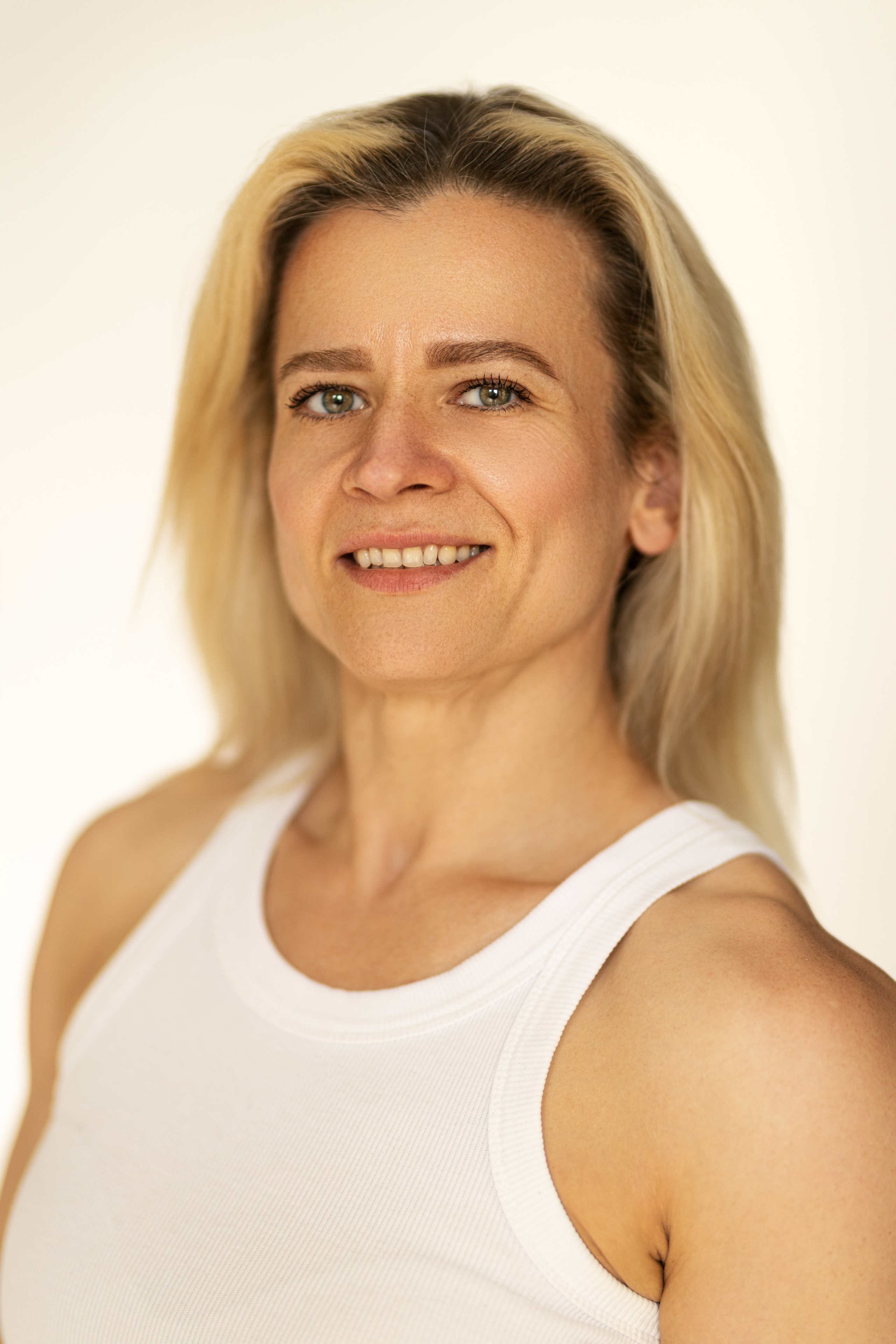 Съемка с Екатериной на циклораме с естественным светом для контента. Дмитрий Шульгин, портретный фотограф в Воронеже