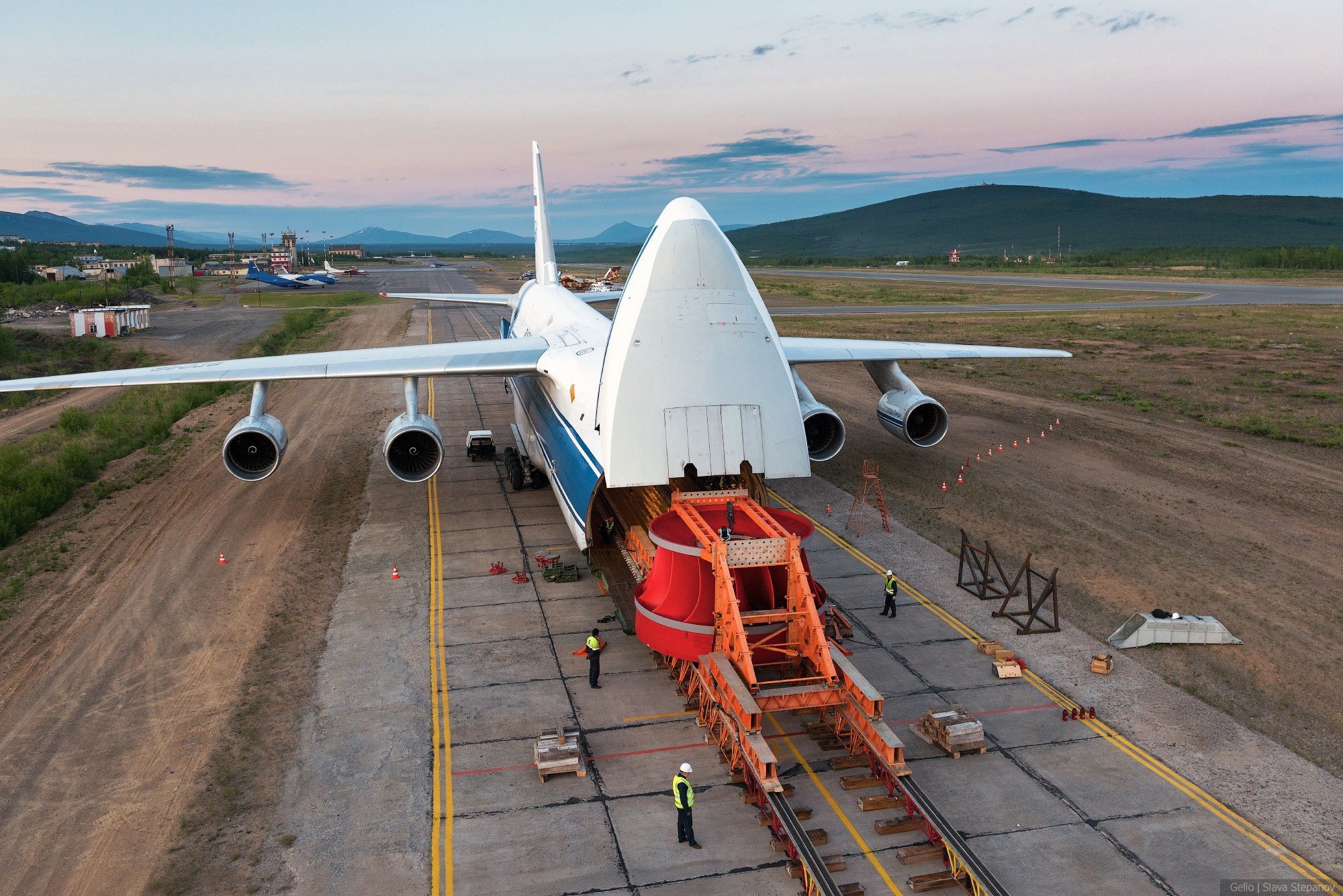 Погрузка гигантского рабочего колеса турбины в грузовой люк самолёта Ан-124 «Руслан» с использованием специальной рельсовой системы, фото Slava Stepanov.