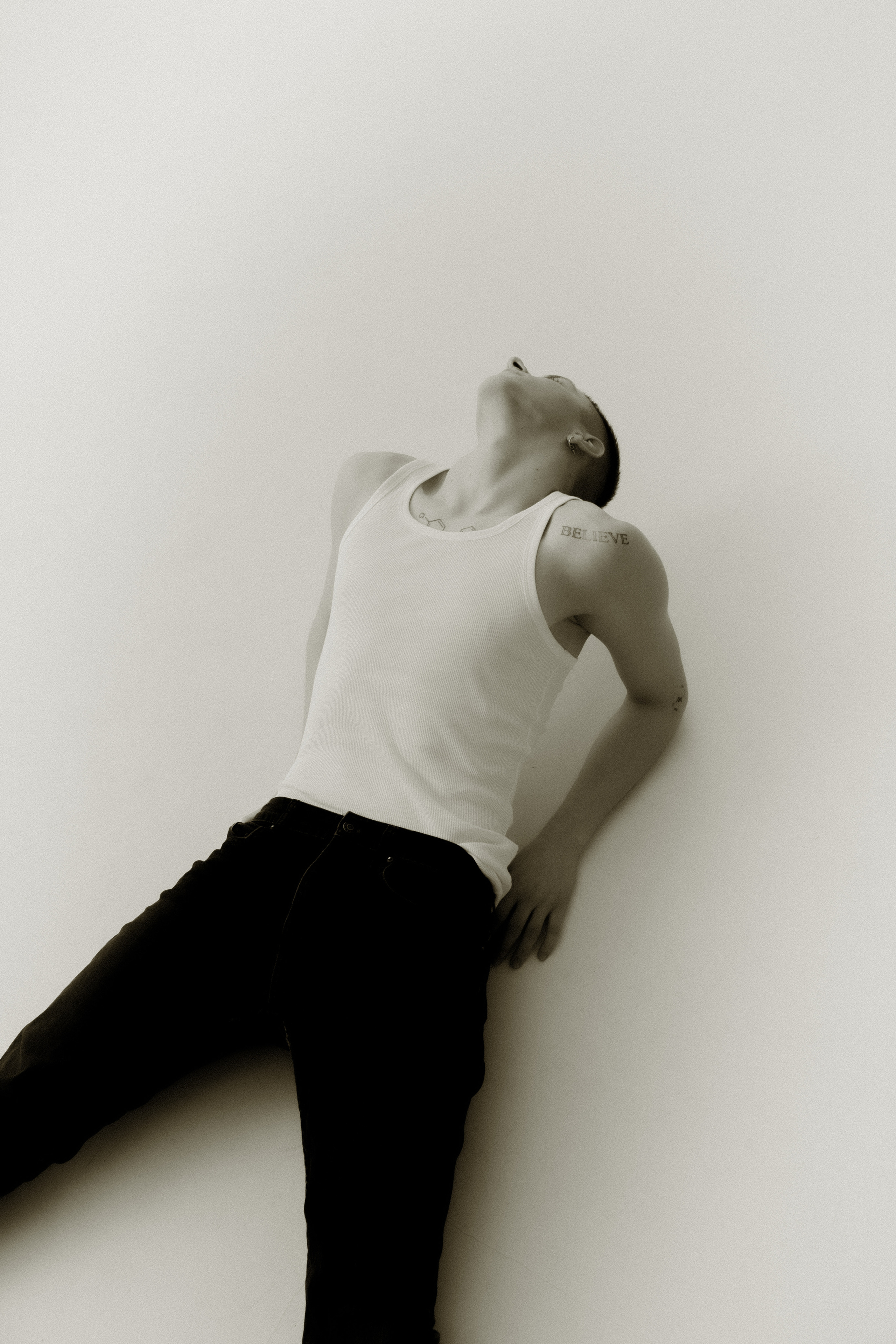 Минималистичная фотосессия в  студии в Москве