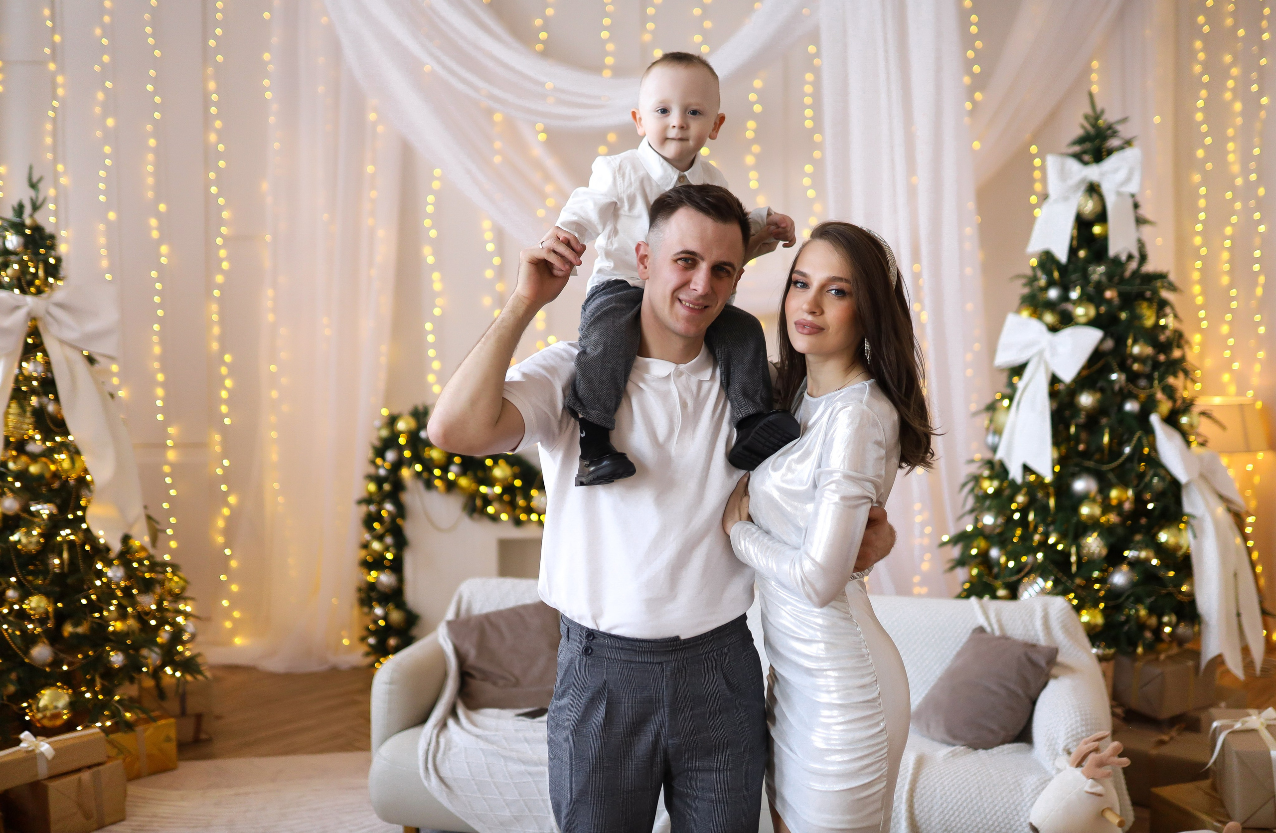 Семейная съёмка белый зал. ФОТОГРАФ ХАБАРОВСК АНАСТАСИЯ РАЧЕНКОВА