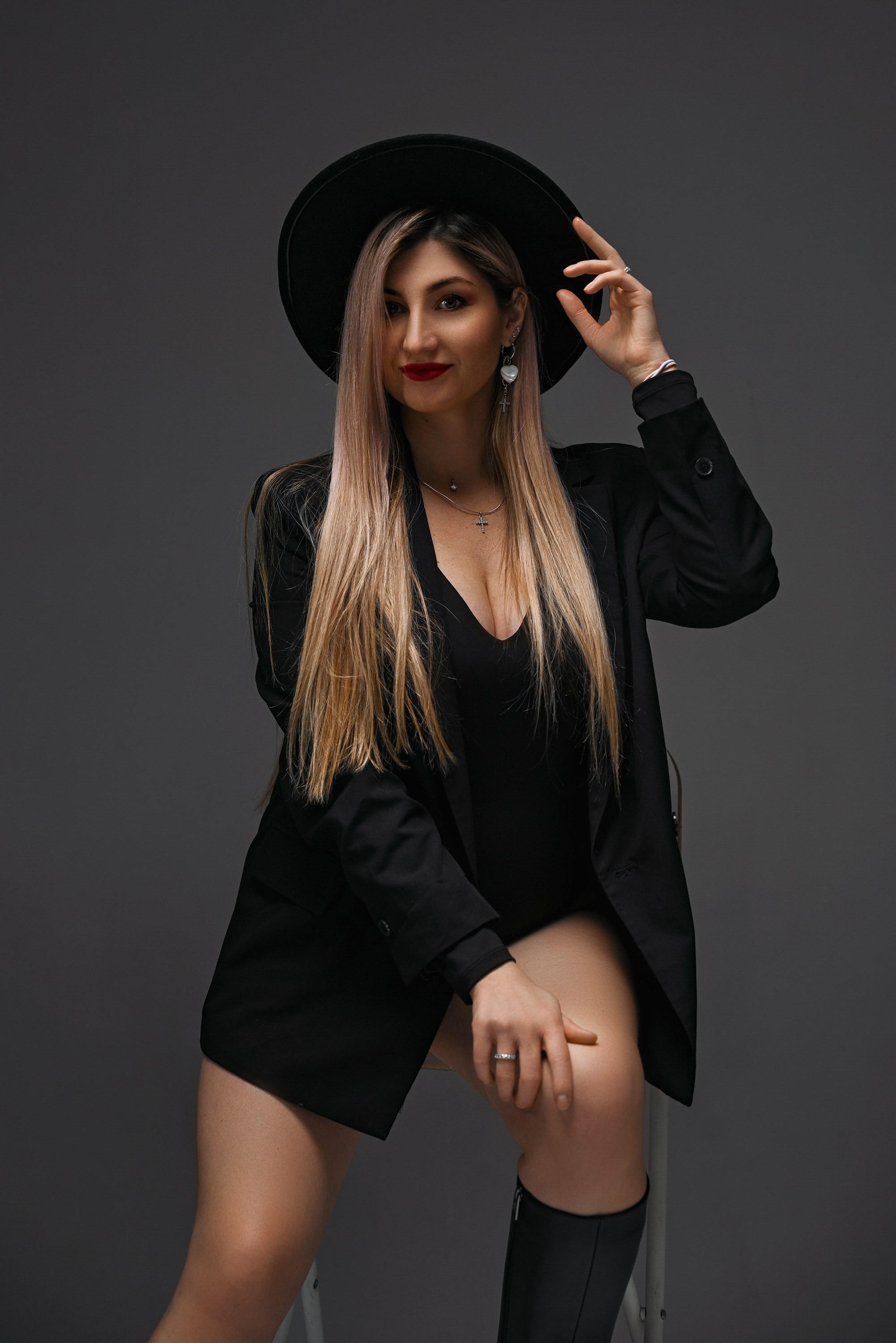 Красивая Беременная женщина в студии на циклораме. Компания и фотошкола по созданию контента в Москве