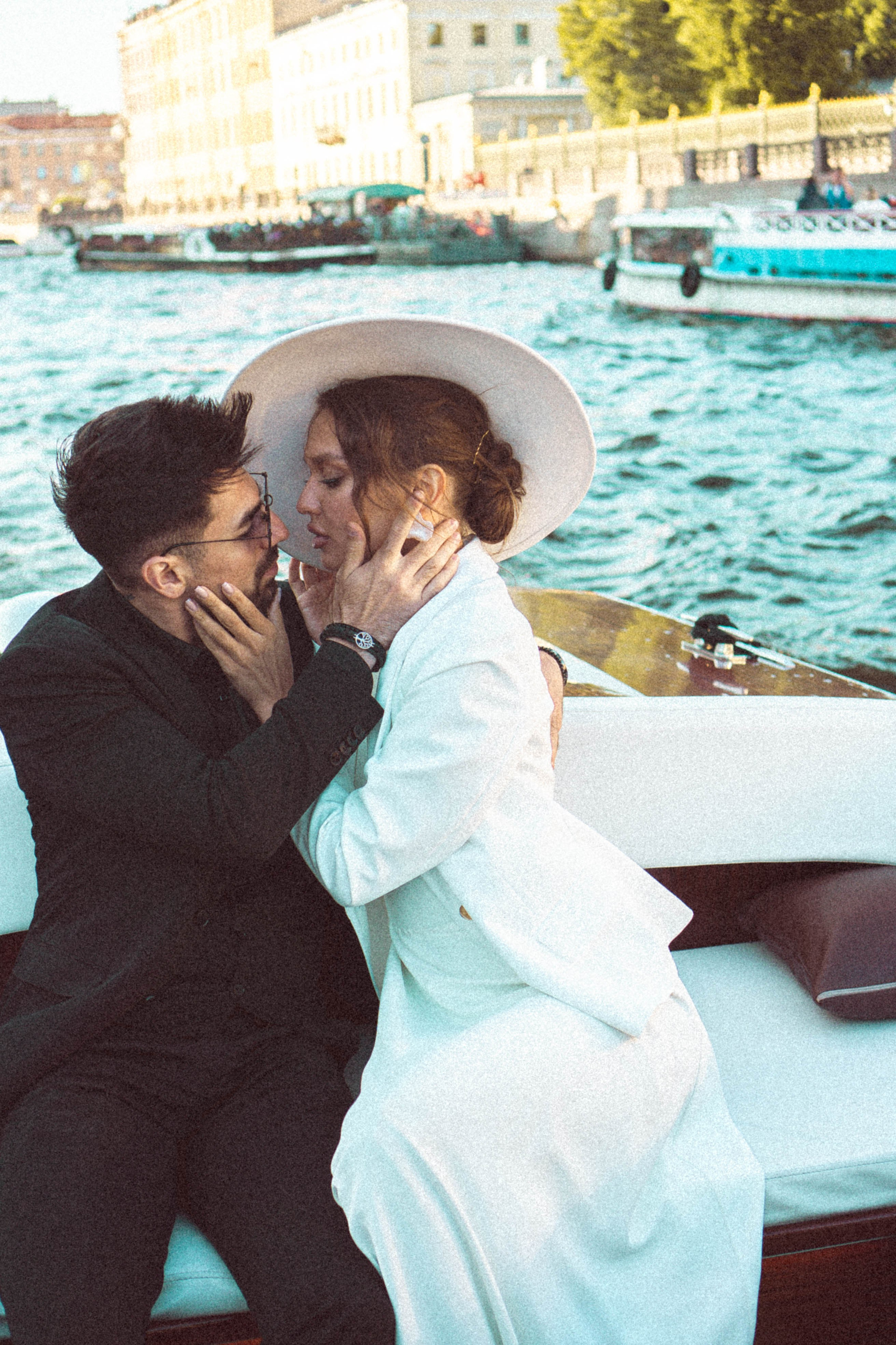 СВАДЕНБНАЯ СЬЕМКА НА КАТЕРЕ ПО КАНАЛАМ САНКТ-ПЕТЕРБУРГА И В АКВАТОРИИ НЕВЫ. Профессиональный фотограф, Санкт-Петербург — Виктория Богомолова