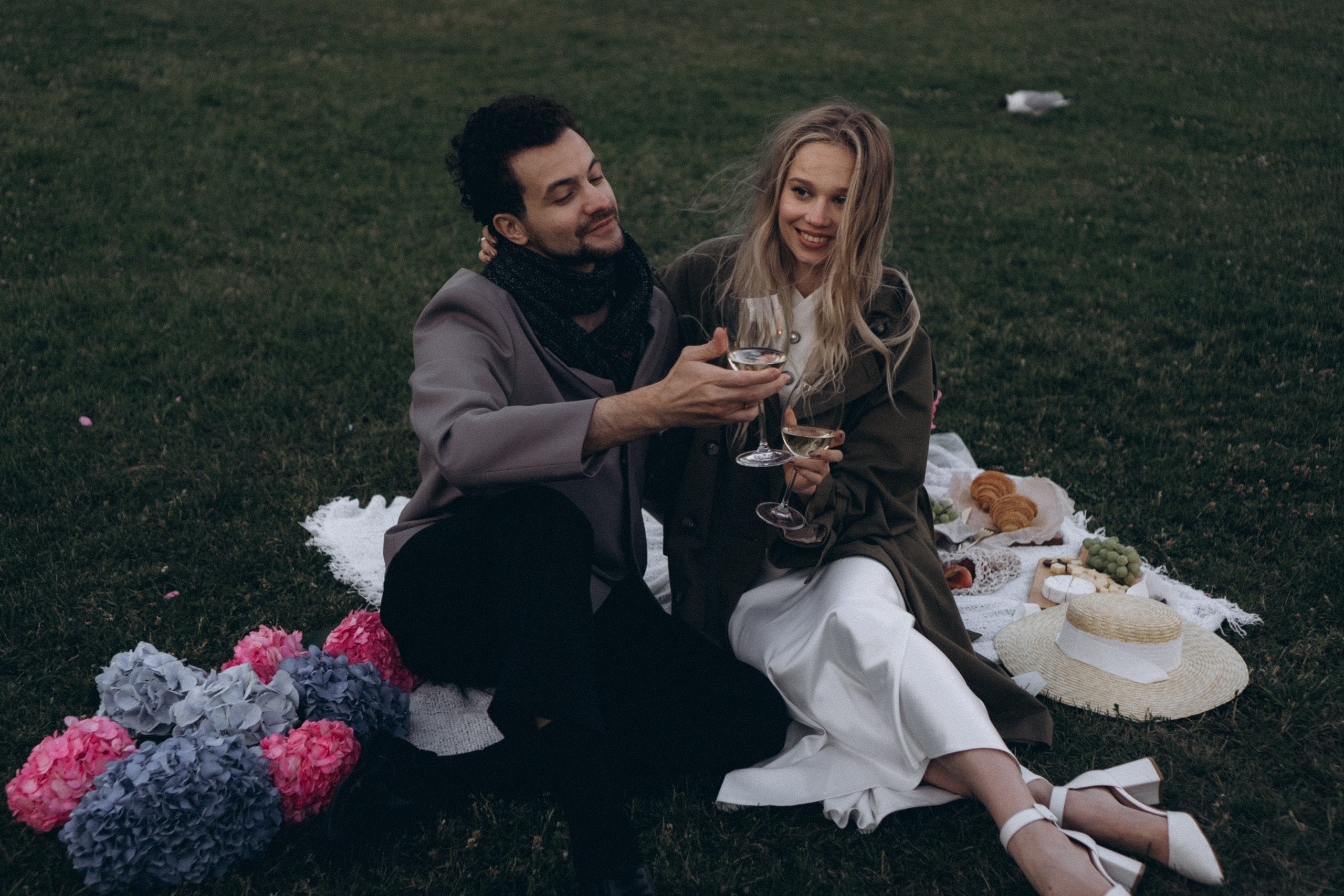 СВАДЕБНАЯ СЬЕМКА ПАРЫ НА РАССВЕТЕ В БЕЛЫЕ НОЧИ И ПРОГУЛКА С РАЗВОДНЫМИ МОСТАМИ И ПИКНИК ВОЗЛЕ ИСАКИЕВСКОГО СОБОРА. Профессиональный фотограф, Санкт-Петербург — Виктория Богомолова