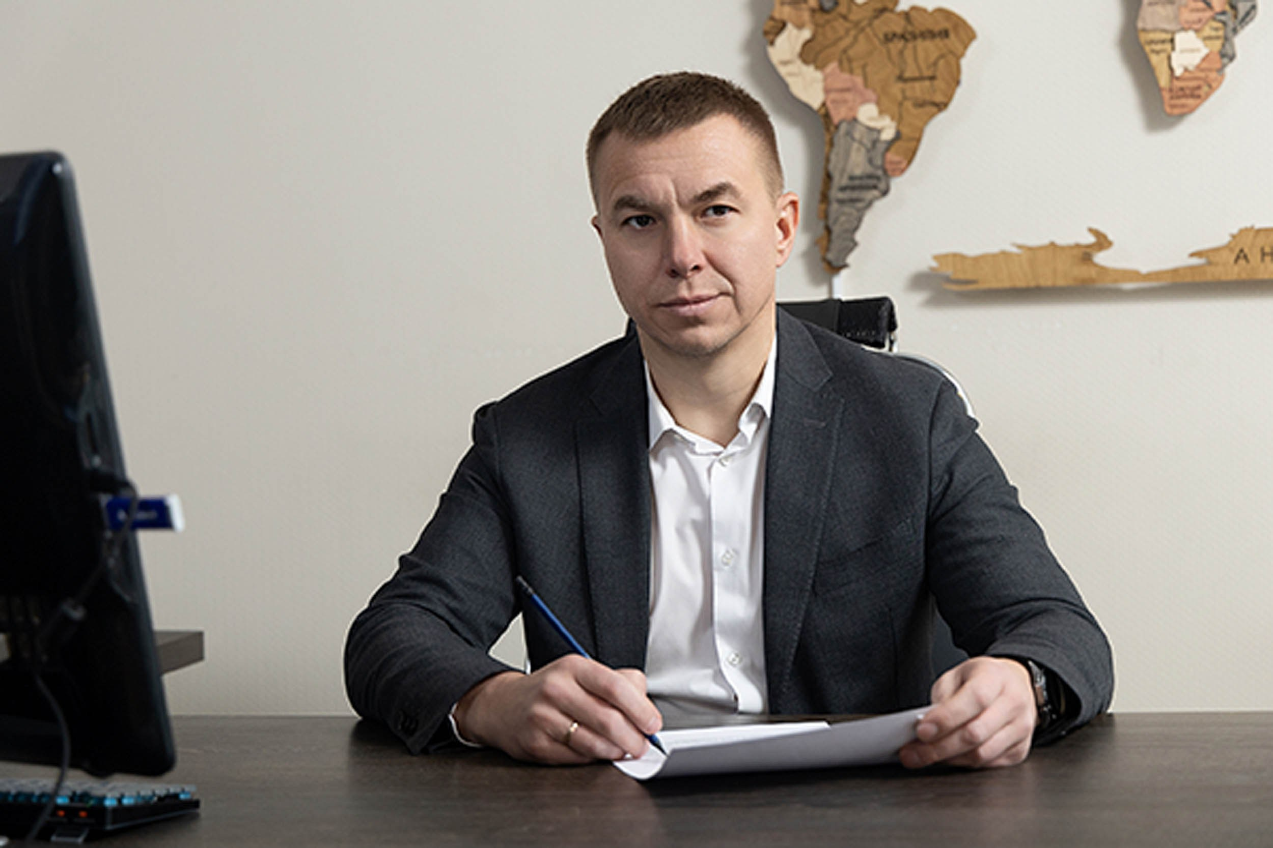 руководитель компании за рабочим столом сидит в анфас