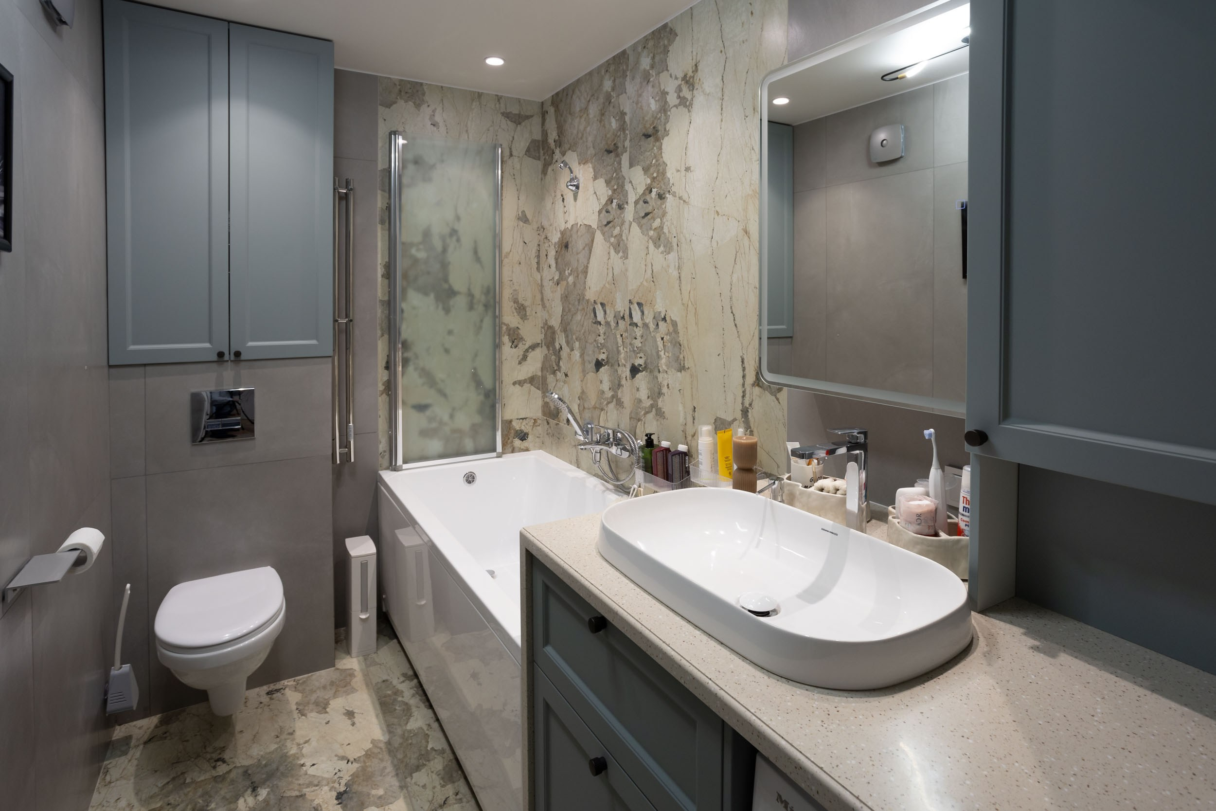 Санузел с ванной и раковиной. Дизайн интерьера.