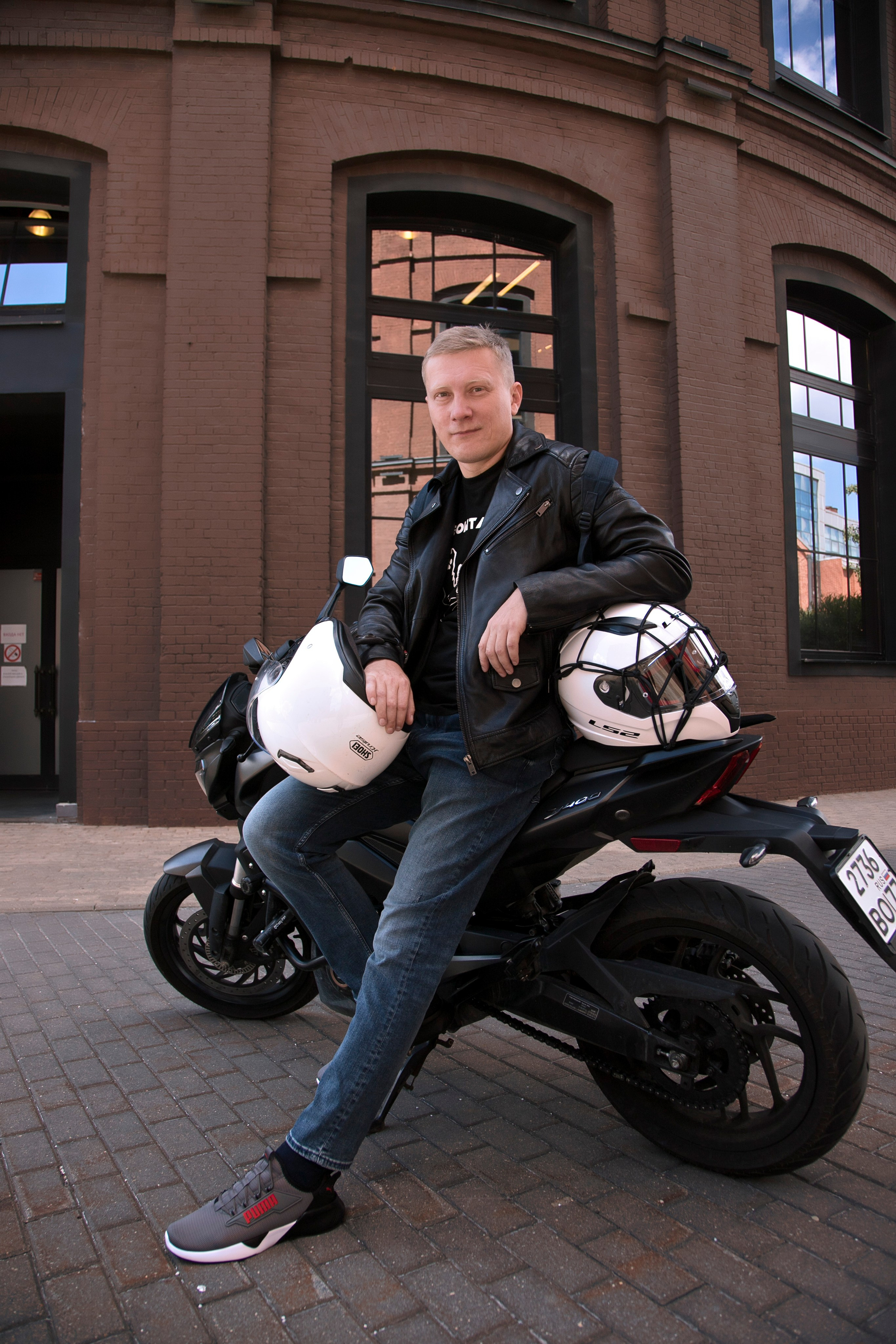 Мужская фотосессия на улице. Профессиональный фотограф в Москве