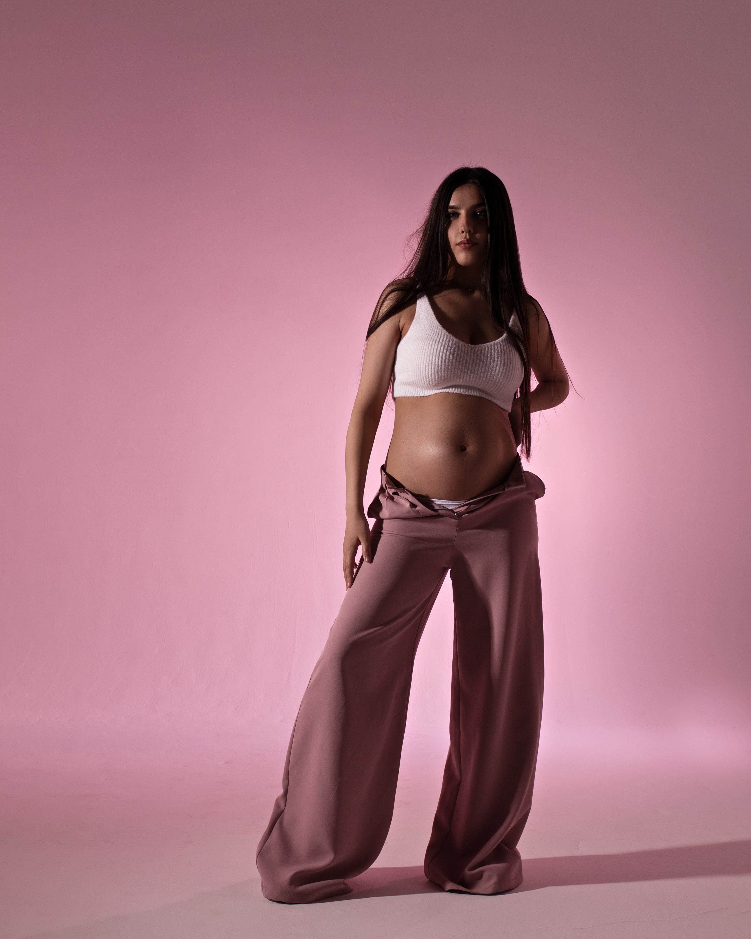 Фотосессия беременности в фотостудии. Профессиональный фотограф в Москве