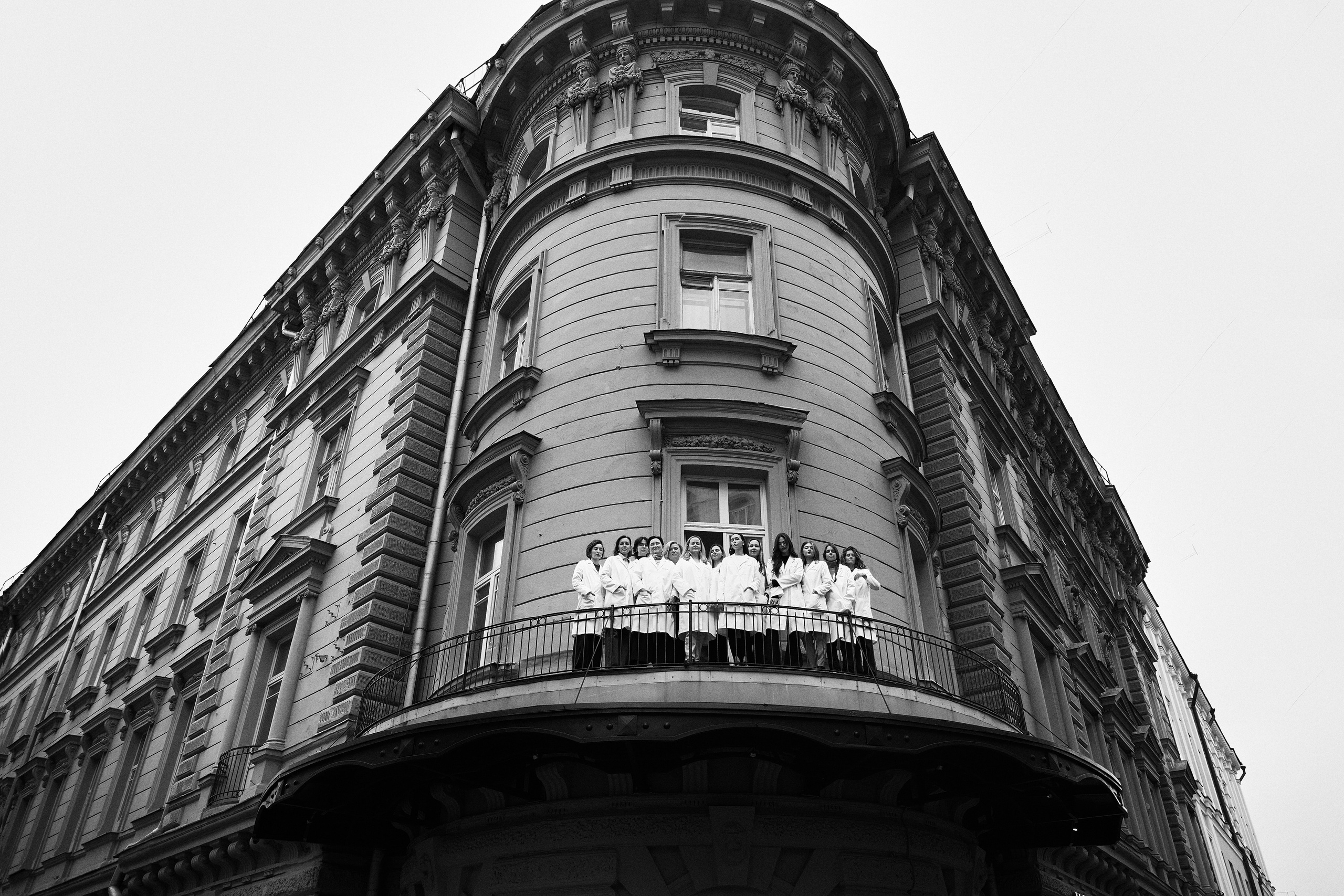 Современный офис Vikisews в Москве с просторным светлым интерьером и рабочей атмосферой модного бренда