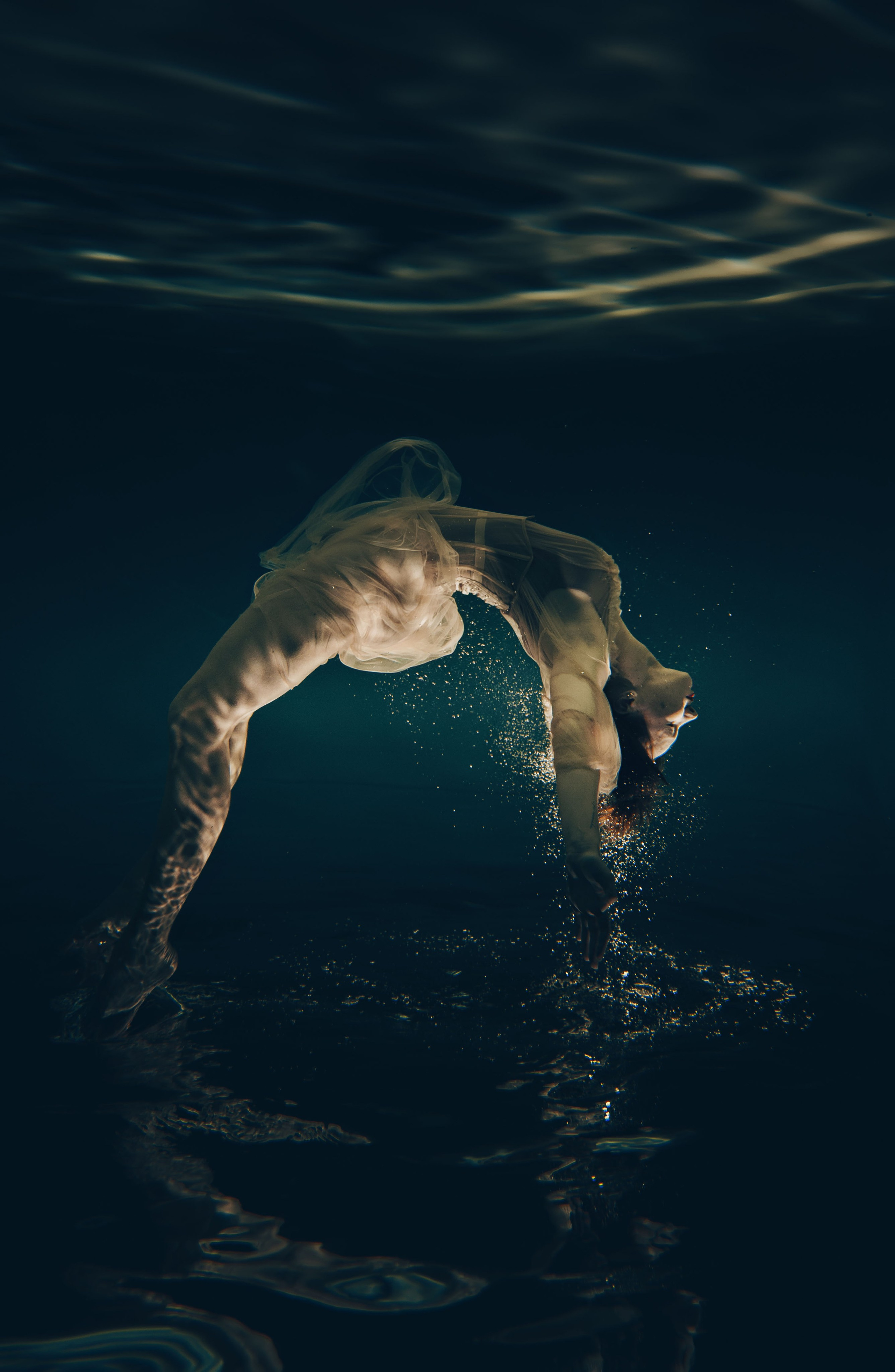 девушка в воде 