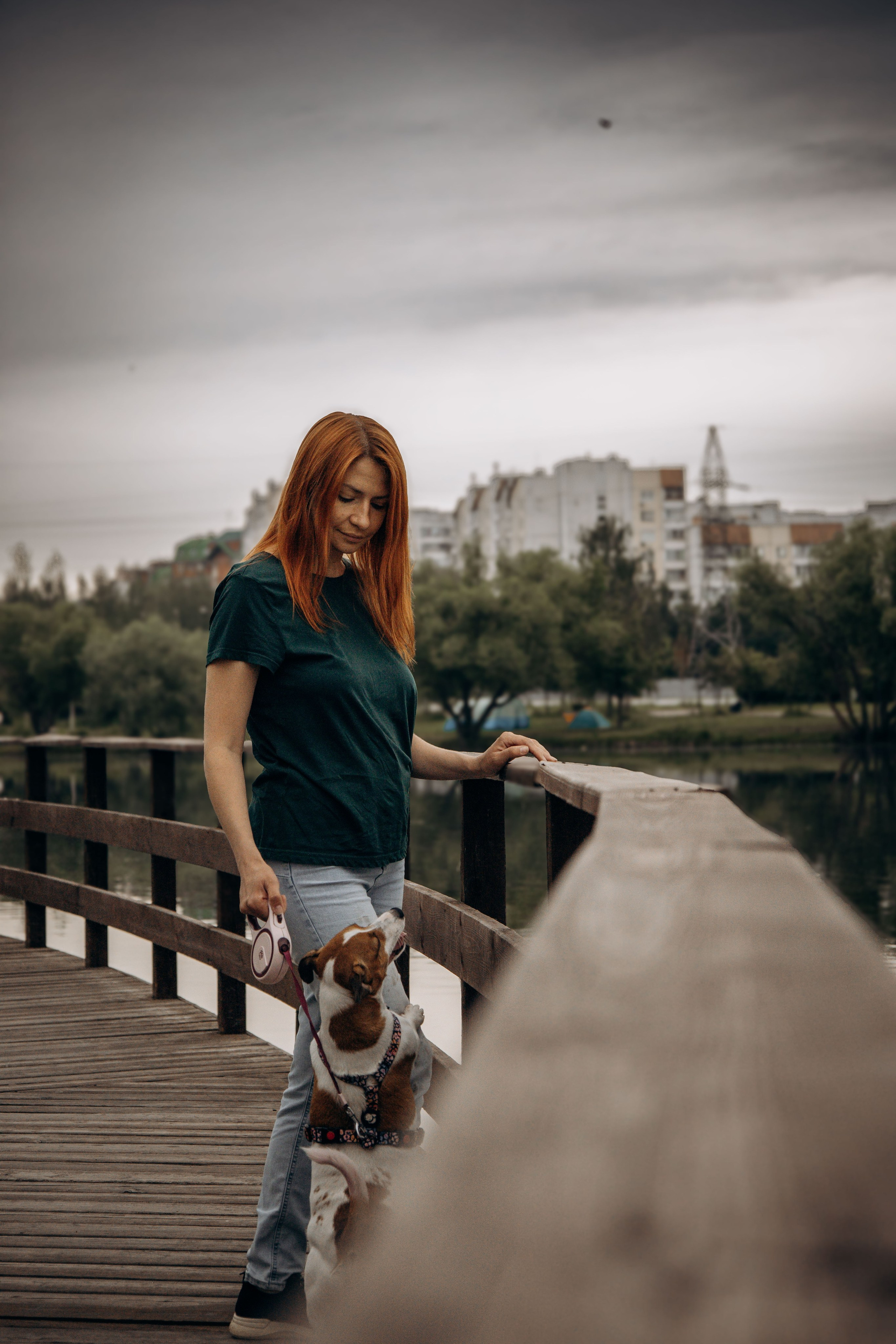 Моя маленькая спутница: Банни и Настя в Южнобутовском парке. Фотограф-анималист в Москве Екатерина Тихонова