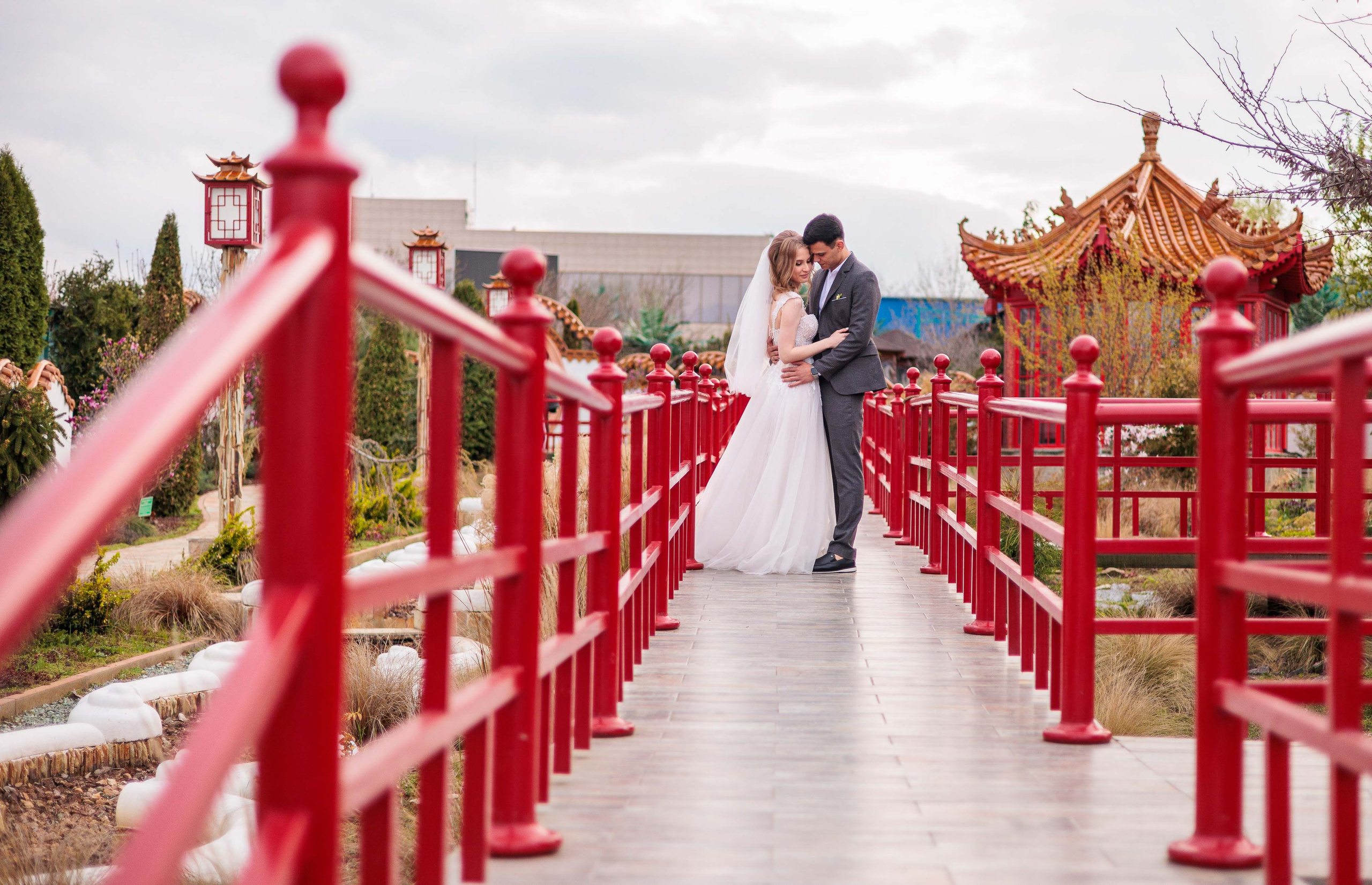 Радостные молодожены на свадьбе в Пятигорске.